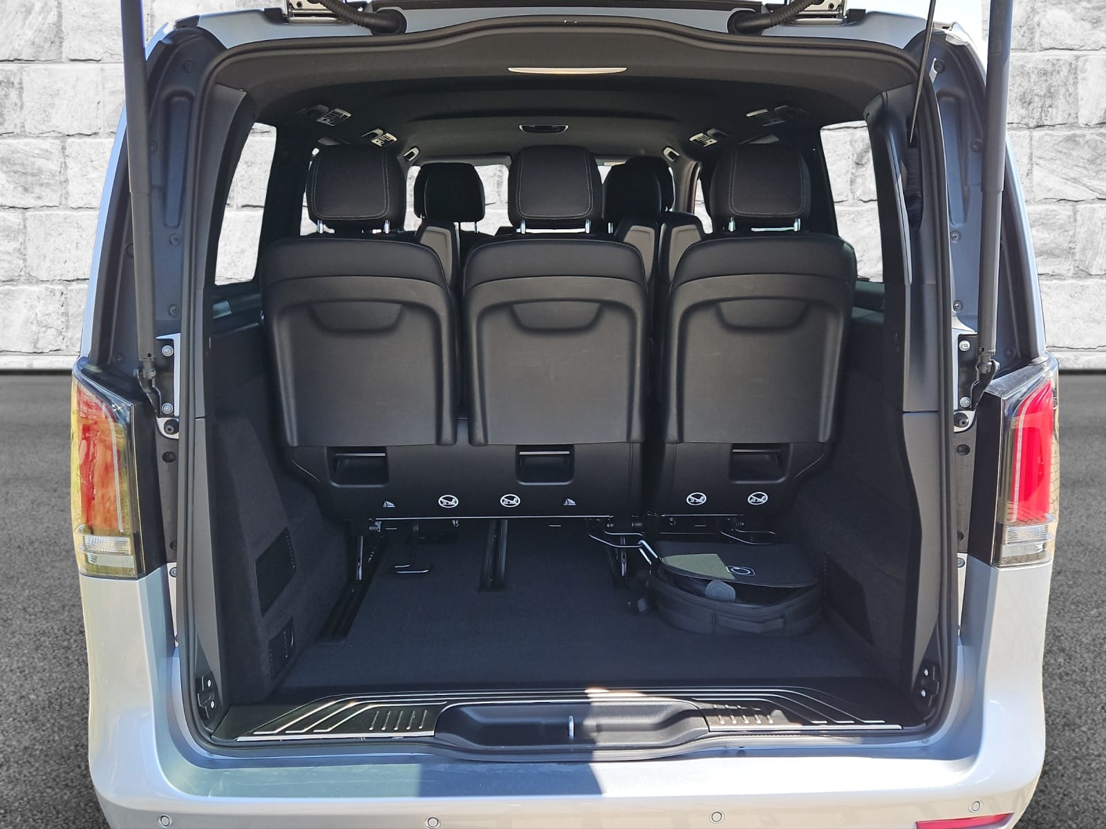 MERCEDES-BENZ EQV 300 lang-image-8
