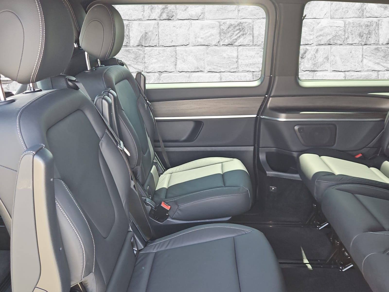MERCEDES-BENZ EQV 300 lang-image-12