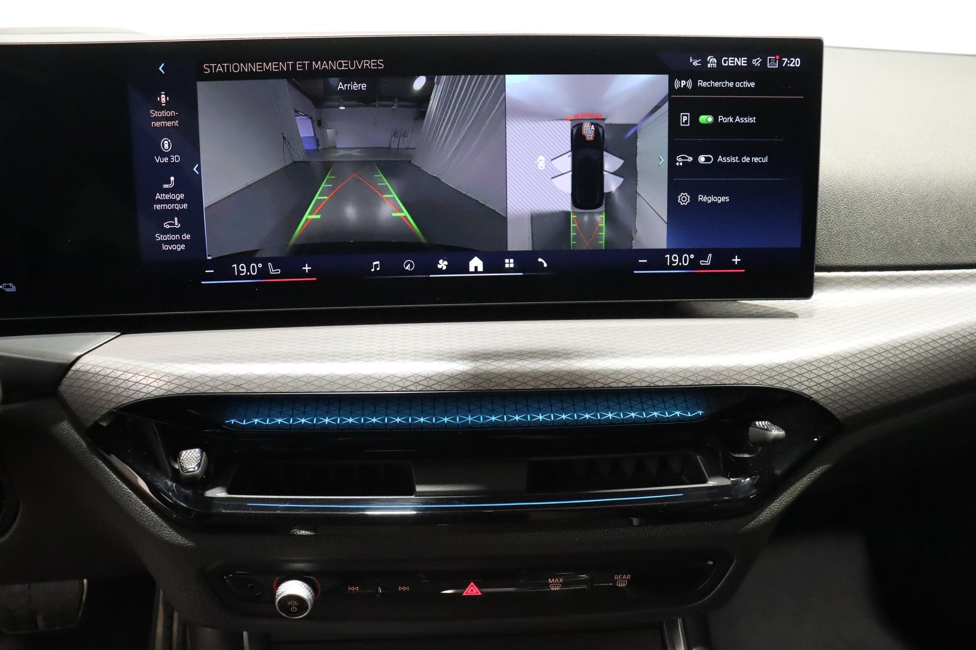 BMW 330e xDrive SAG Touring-image-18