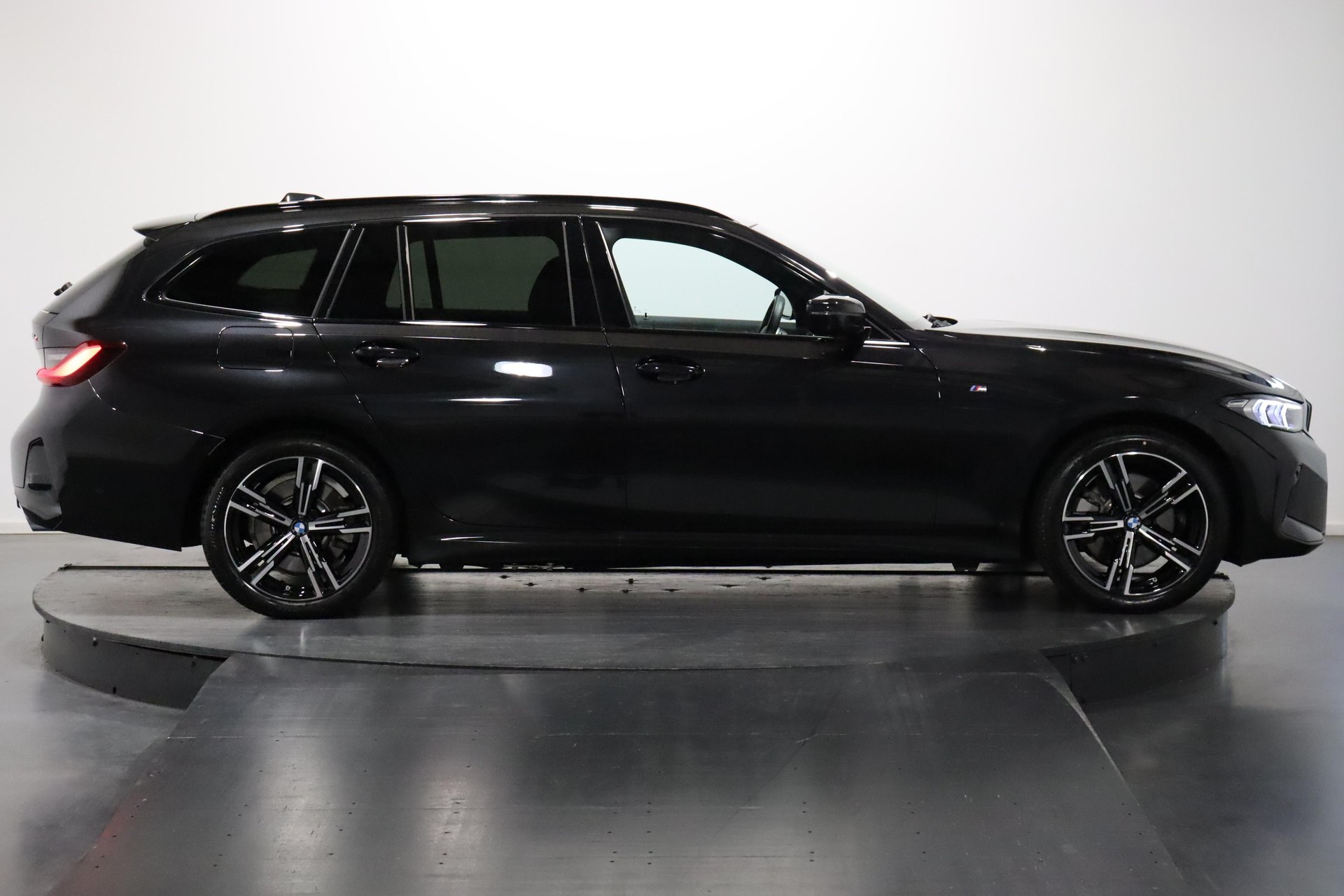 BMW 330e xDrive SAG Touring-image-3