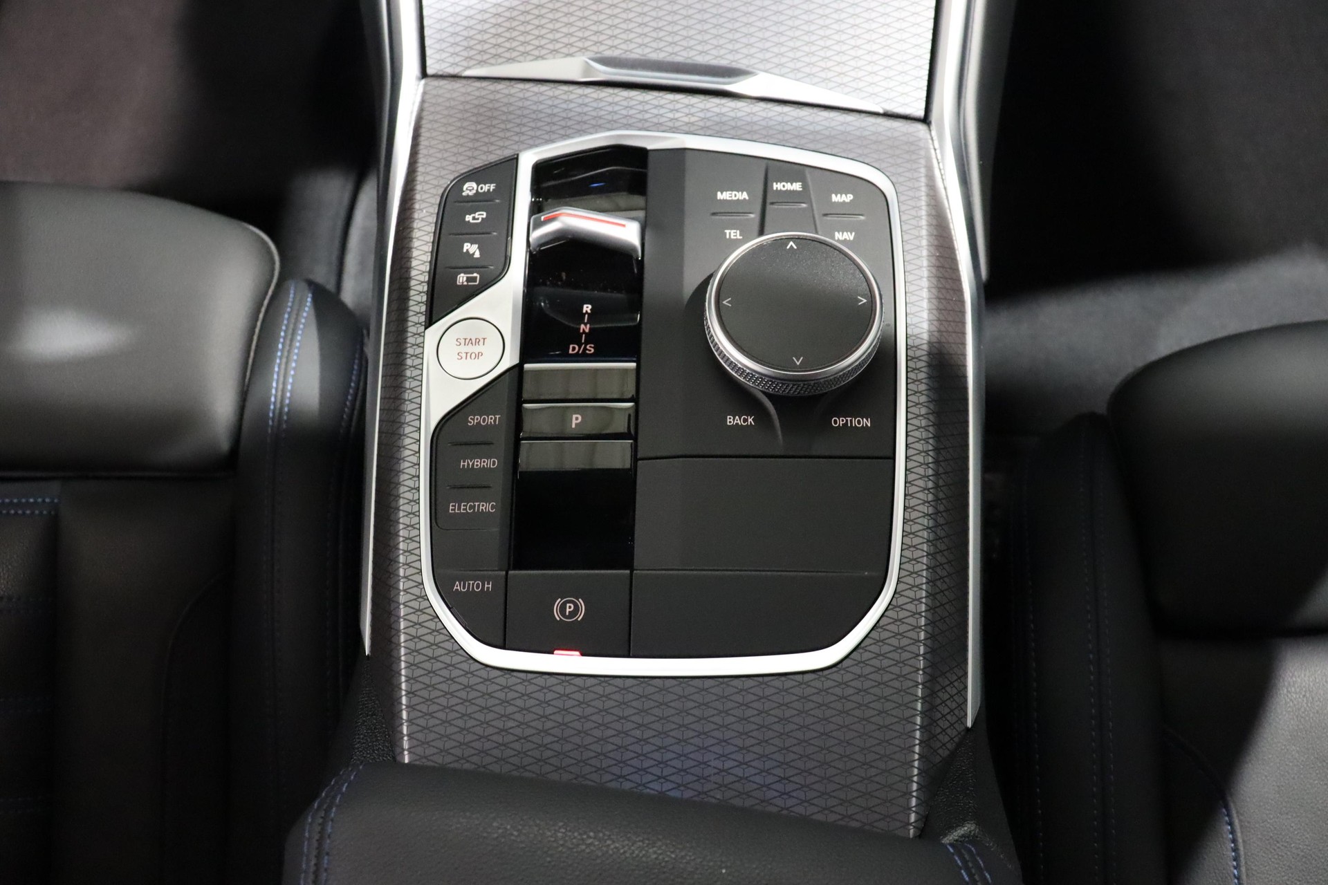 BMW 330e xDrive SAG Touring-image-11