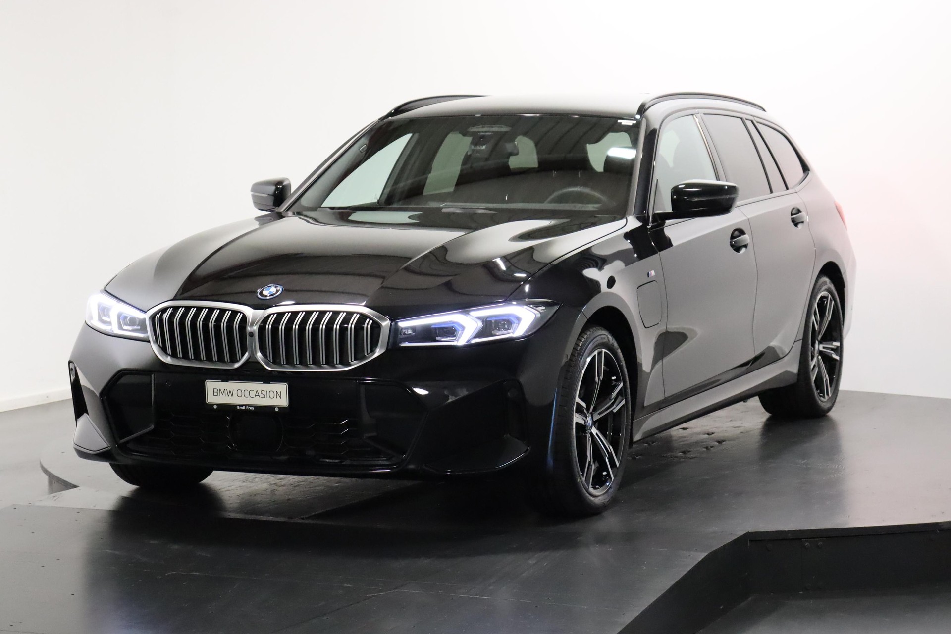 BMW 330e xDrive SAG Touring-image-0