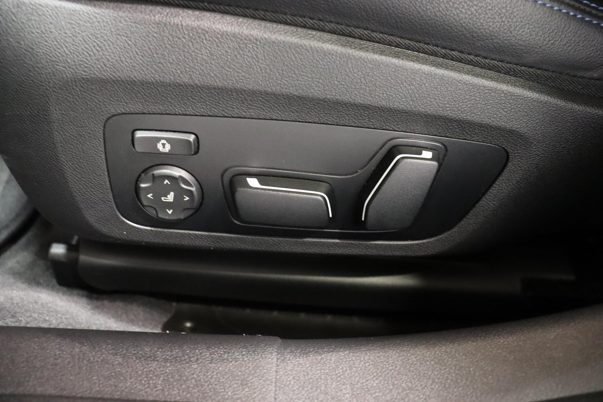BMW 330e xDrive SAG Touring-image-23