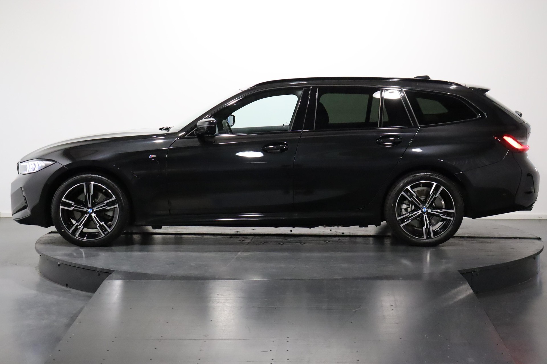 BMW 330e xDrive SAG Touring-image-4