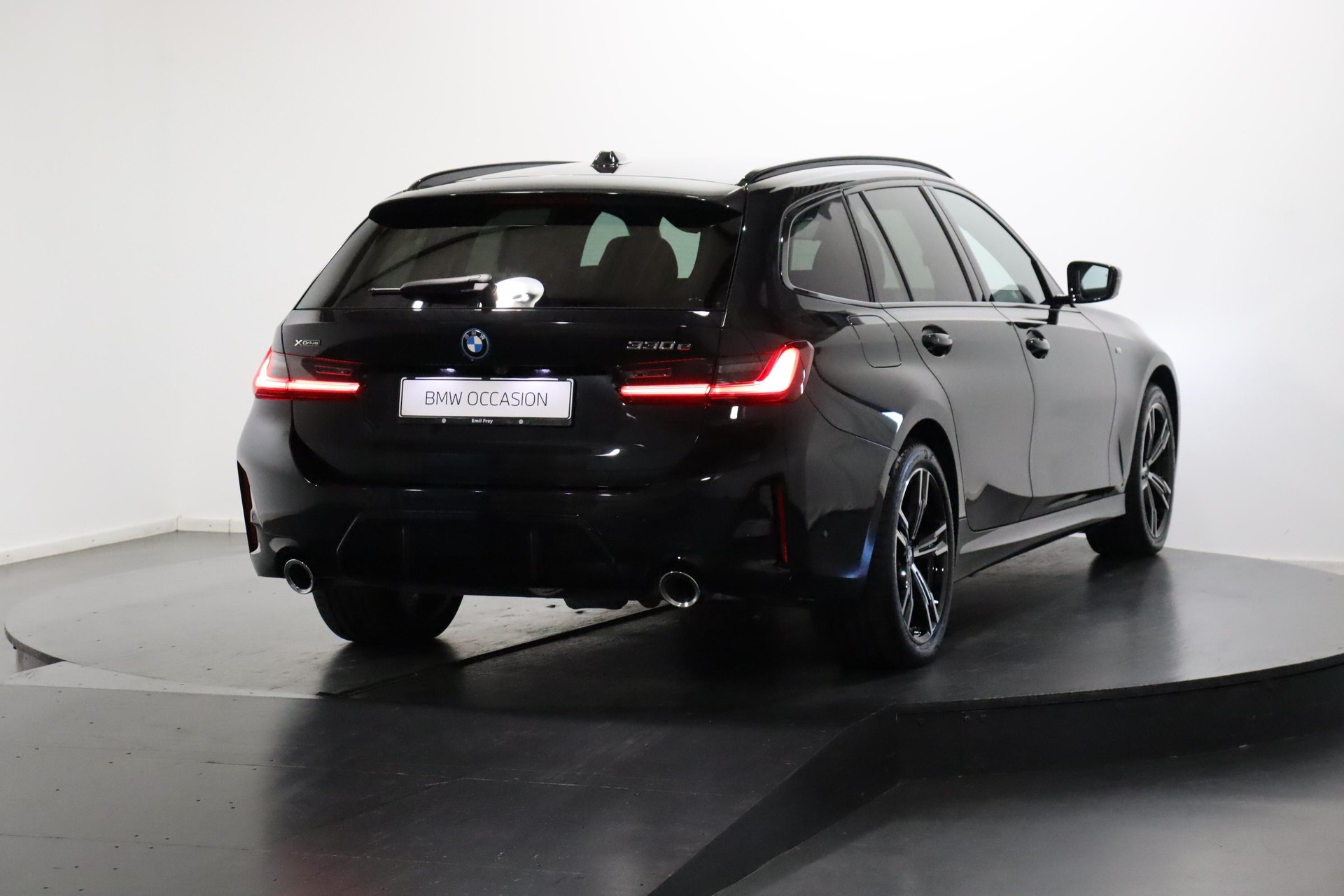 BMW 330e xDrive SAG Touring-image-2