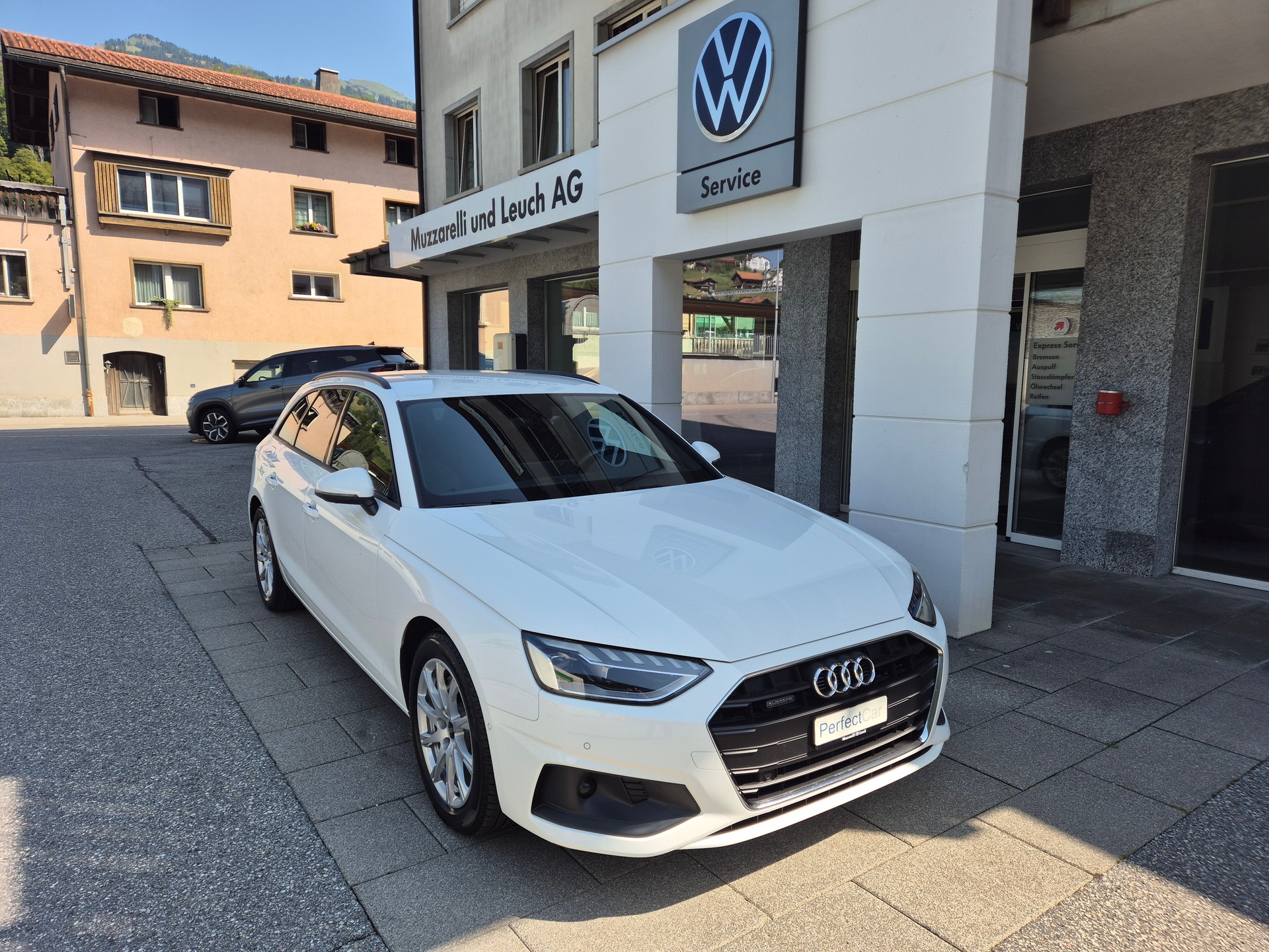 AUDI A4 Avant 40 TDI Attraction quattro S-tronic-image-1