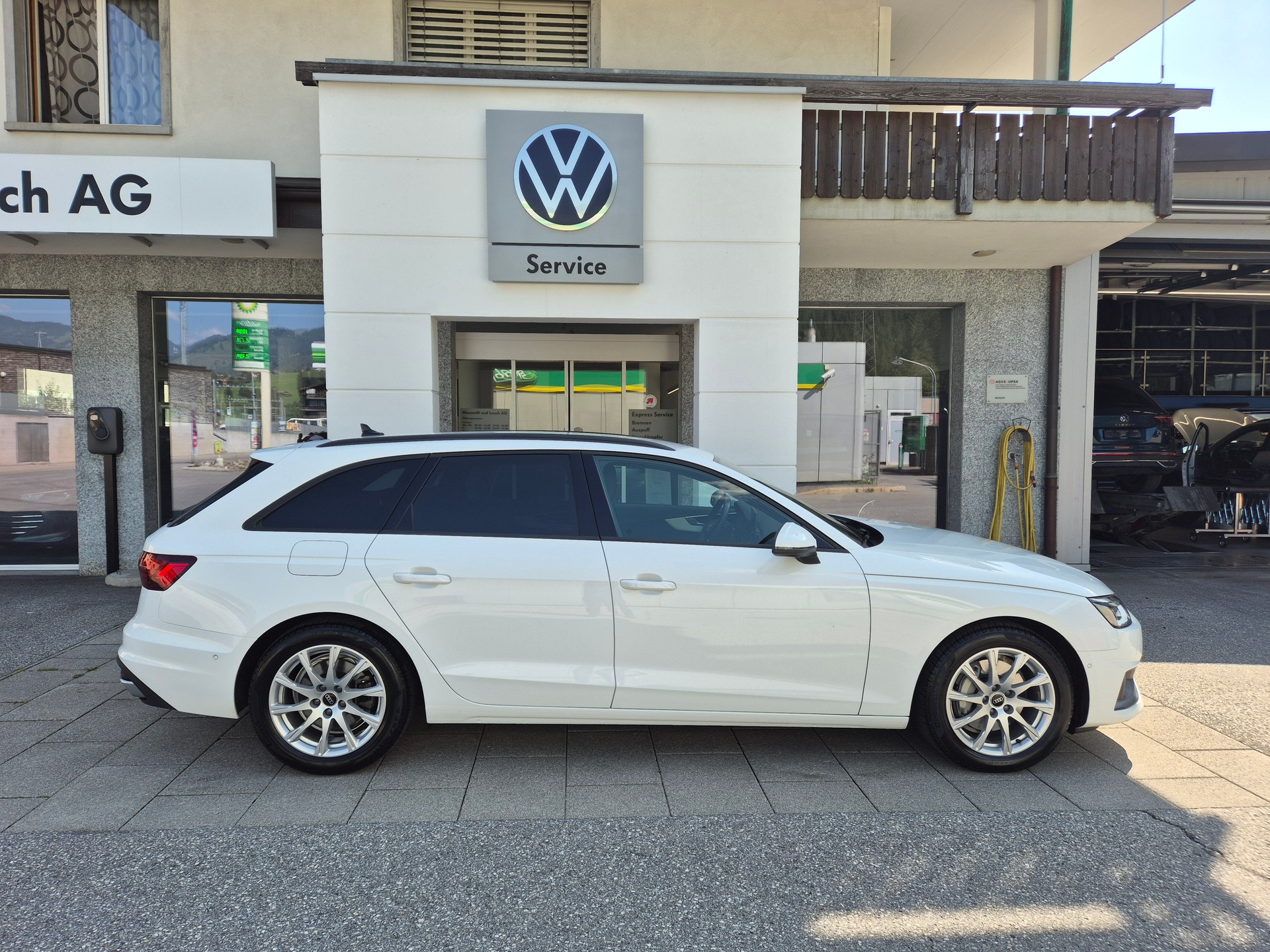 AUDI A4 Avant 40 TDI Attraction quattro S-tronic-image-3