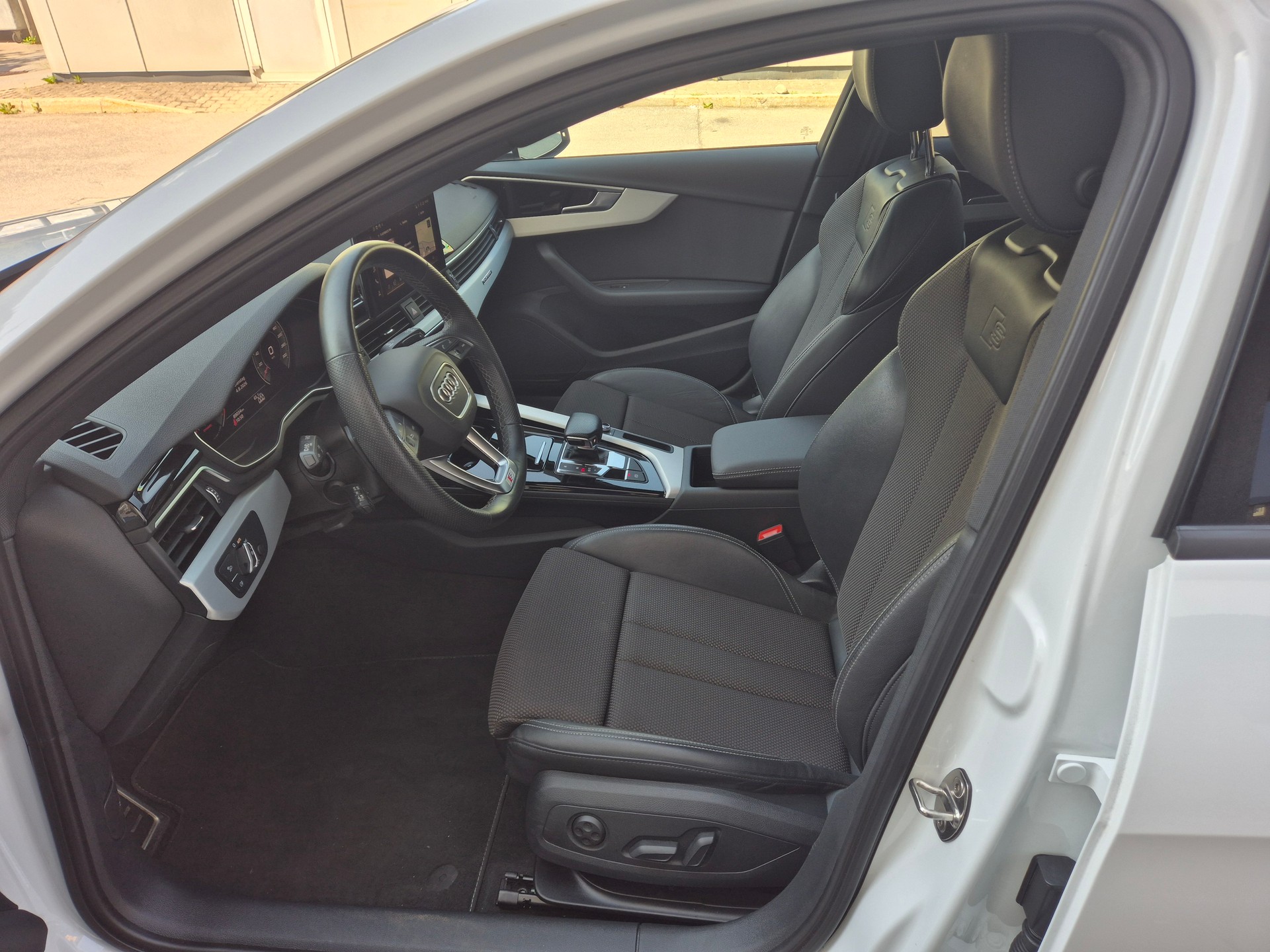 AUDI A4 Avant 40 TDI Attraction quattro S-tronic-image-6