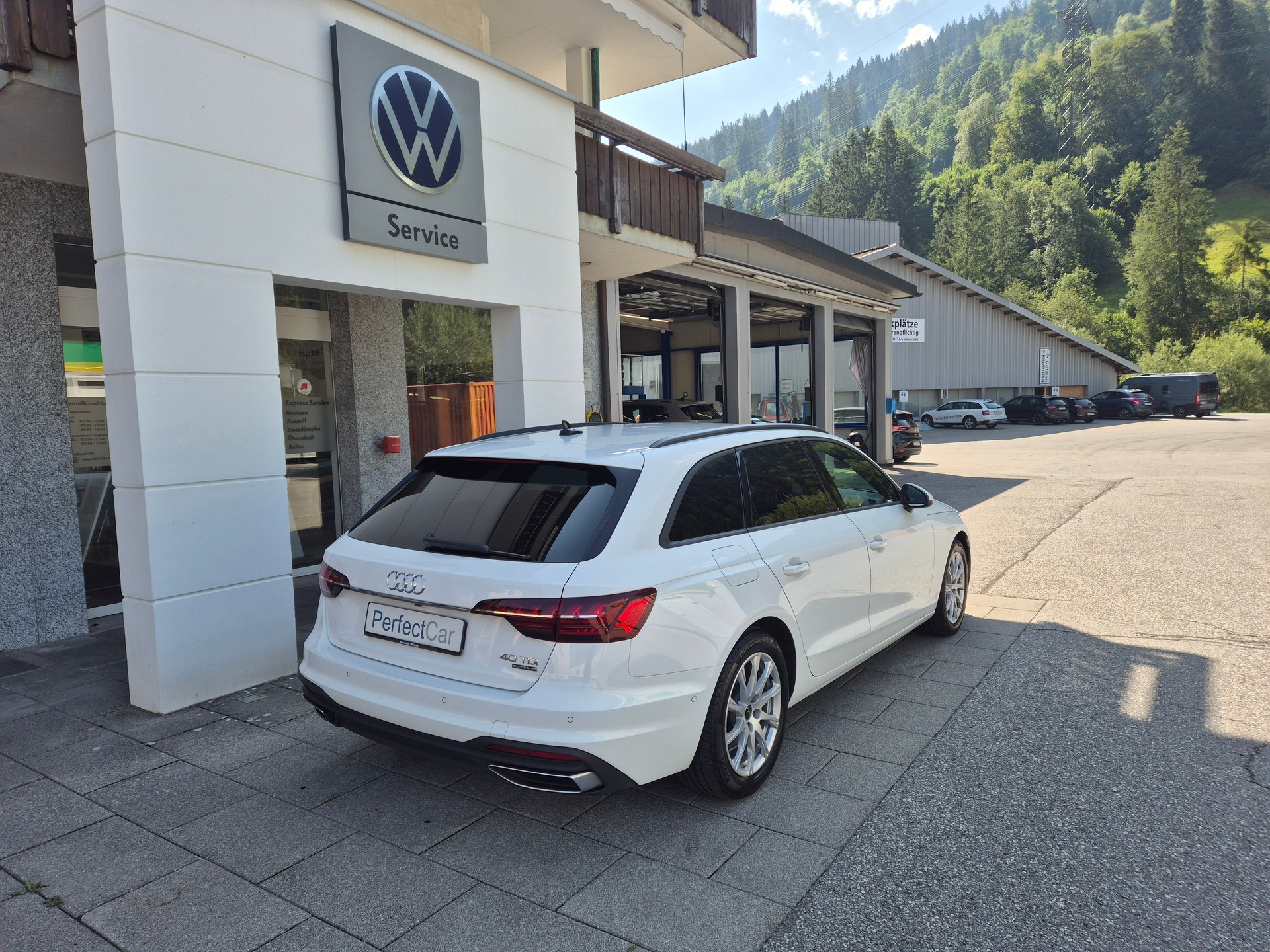 AUDI A4 Avant 40 TDI Attraction quattro S-tronic-image-4