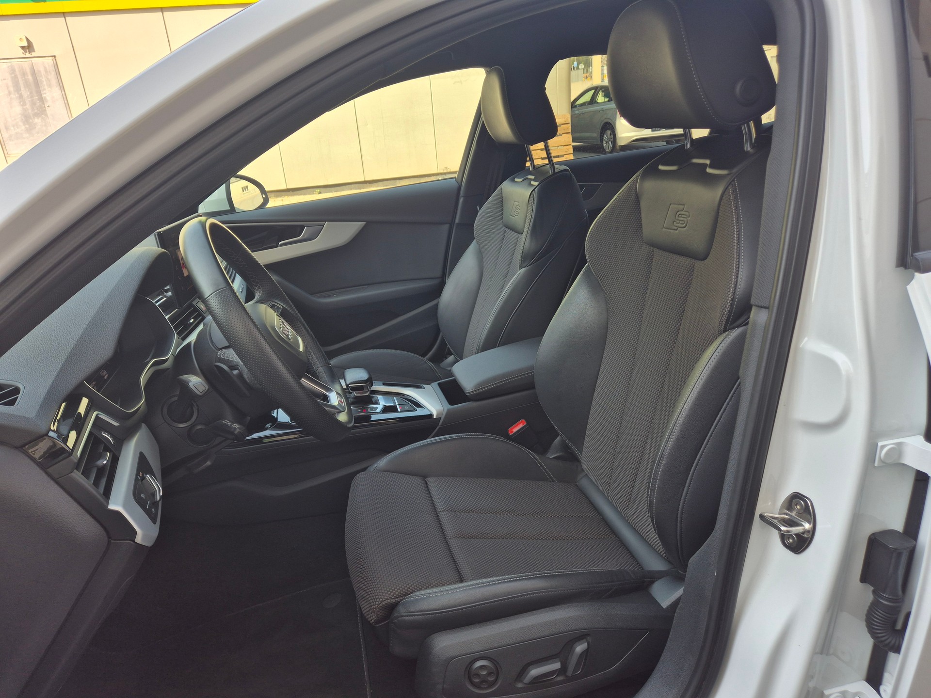 AUDI A4 Avant 40 TDI Attraction quattro S-tronic-image-7