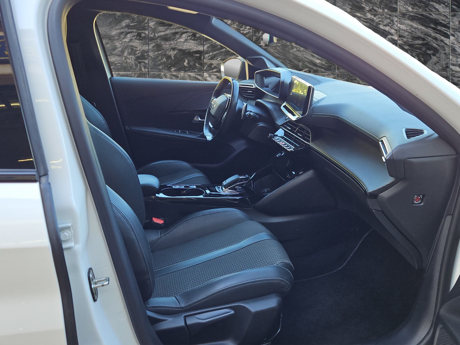 PEUGEOT 208 1.2 PureTech GT Line EAT8-image-10