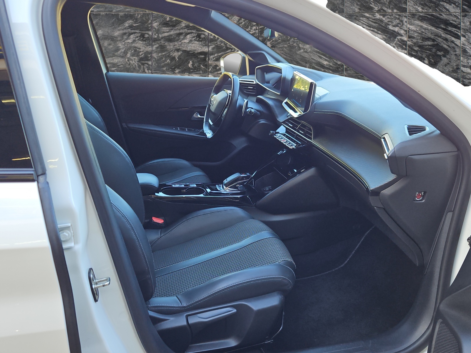 PEUGEOT 208 1.2 PureTech GT Line EAT8-image-11