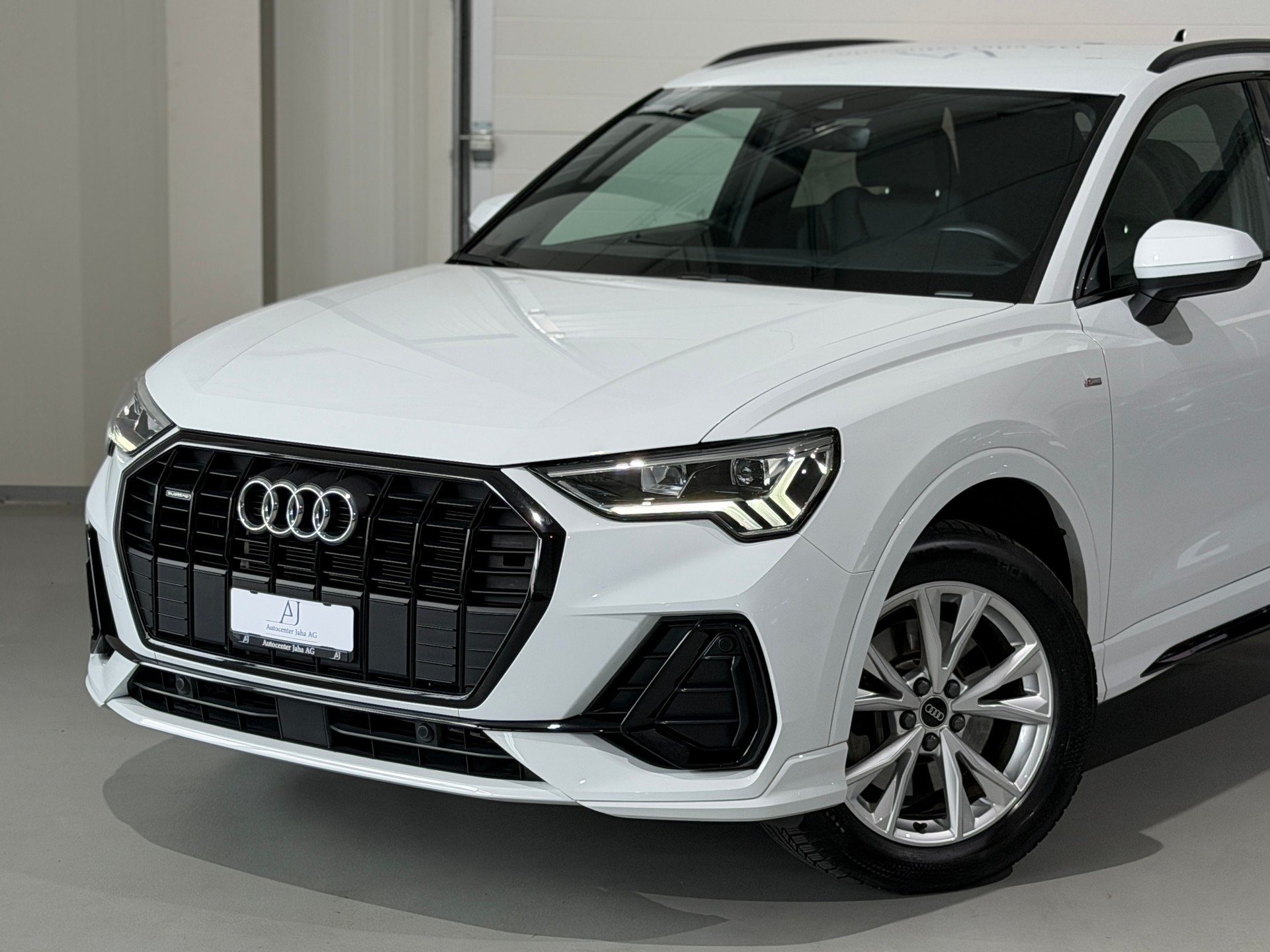 AUDI Q3 40 TDI S line quattro S-tronic (CH)-image-1