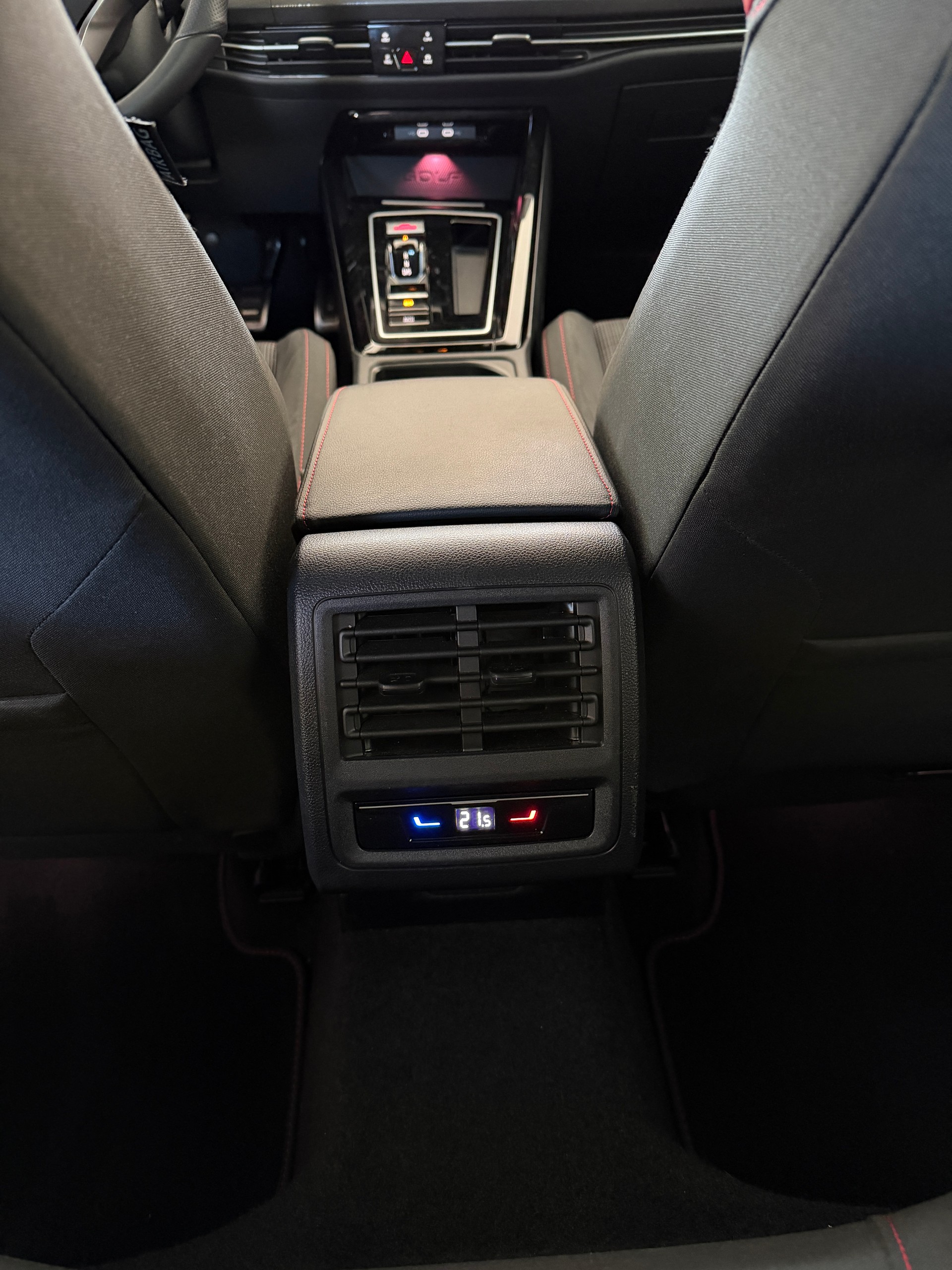 VW Golf 2.0 TSI GTI DSG-image-12