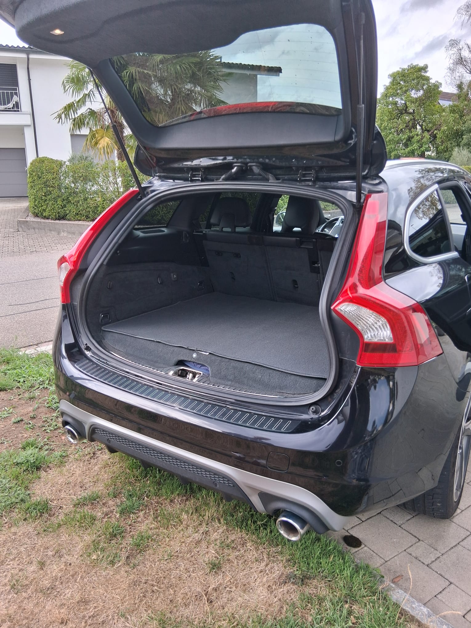 VOLVO V60 D6 Momentum R-Design Plug-in Hybrid-image-3
