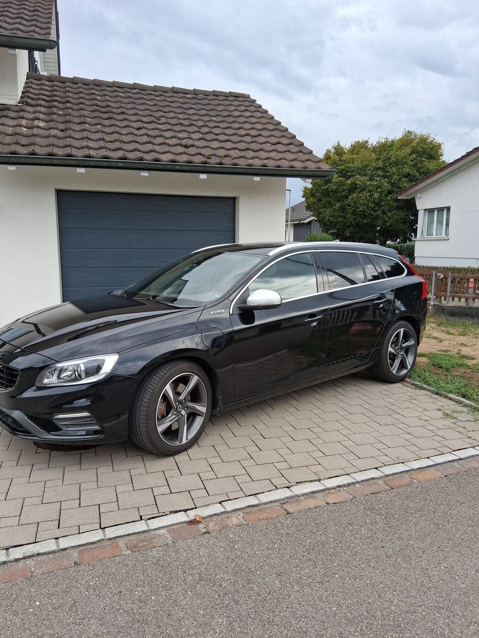 VOLVO V60 D6 Momentum R-Design Plug-in Hybrid-image-0