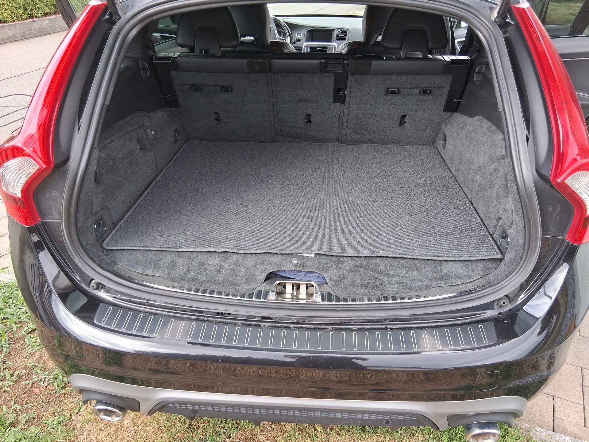 VOLVO V60 D6 Momentum R-Design Plug-in Hybrid-image-2