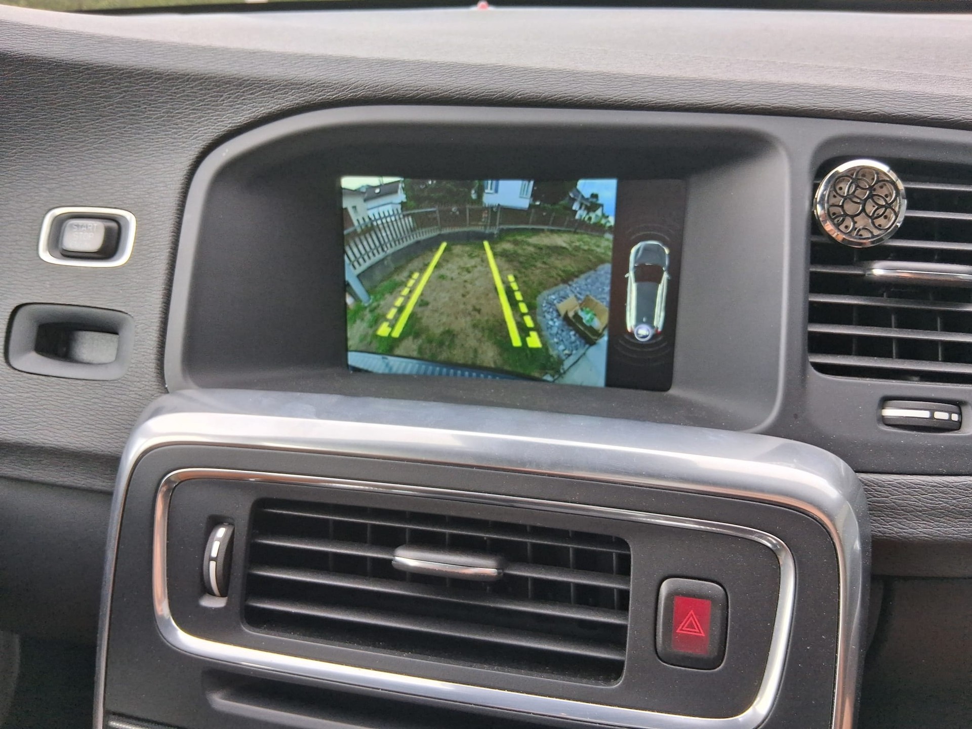 VOLVO V60 D6 Momentum R-Design Plug-in Hybrid-image-1