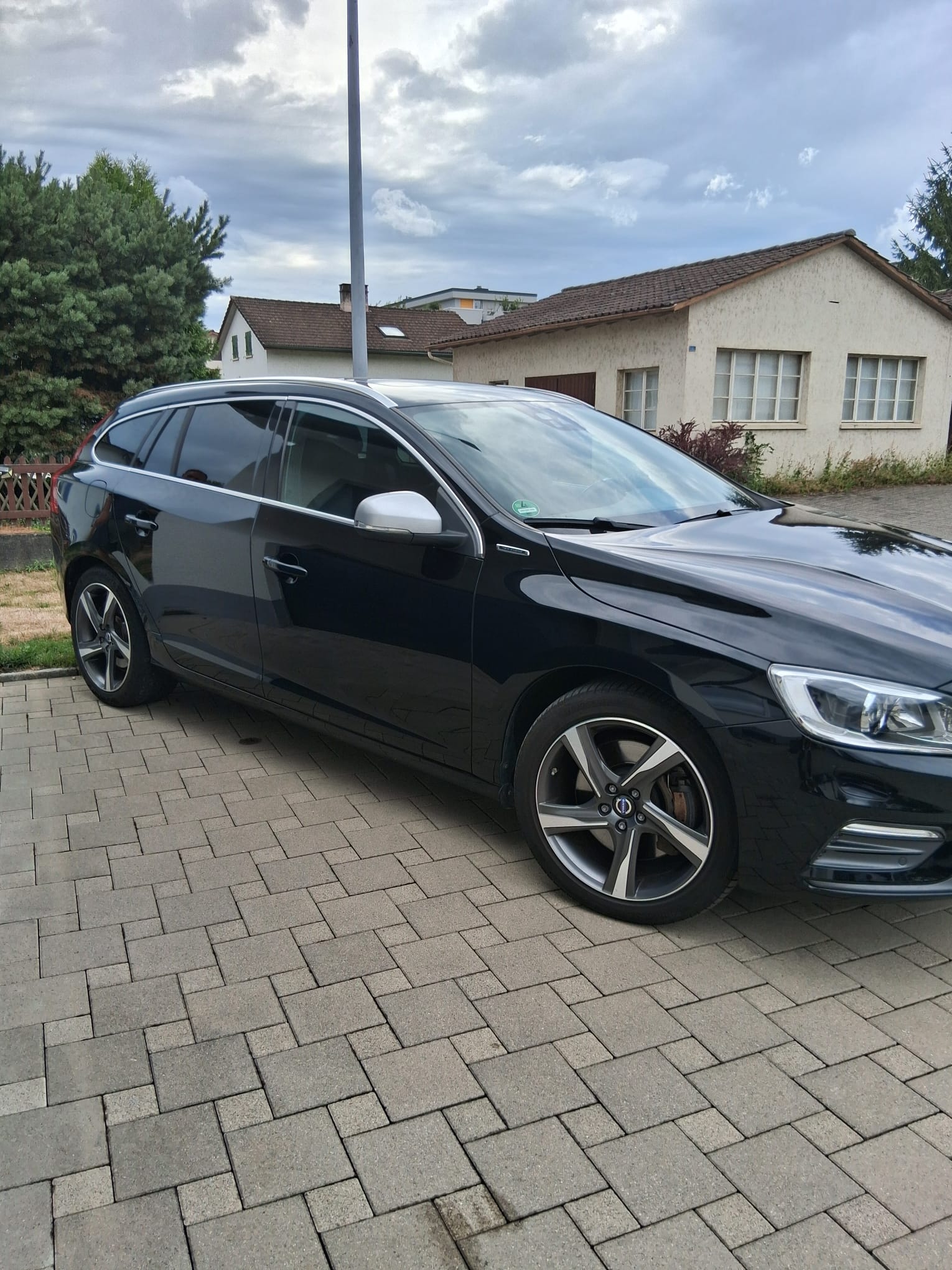 VOLVO V60 D6 Momentum R-Design Plug-in Hybrid-image-4