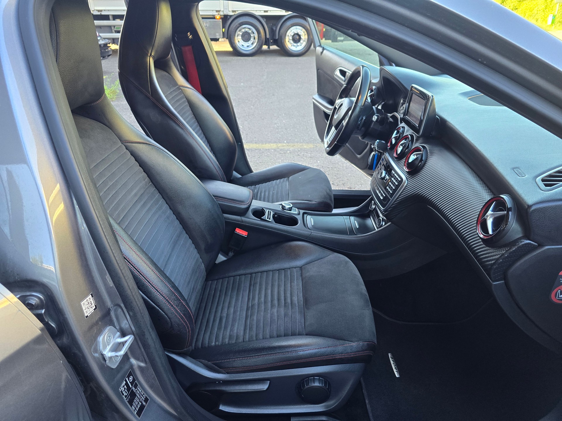 MERCEDES-BENZ A 250 AMG Line 4Matic 7G-DCT-image-13