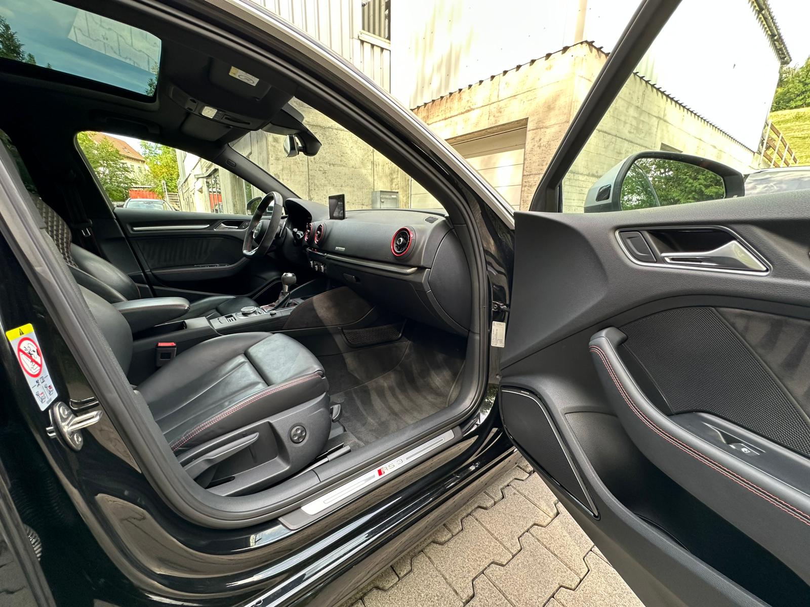 AUDI RS3 Sportback 2.5 TSI quattro S-tronic-image-18