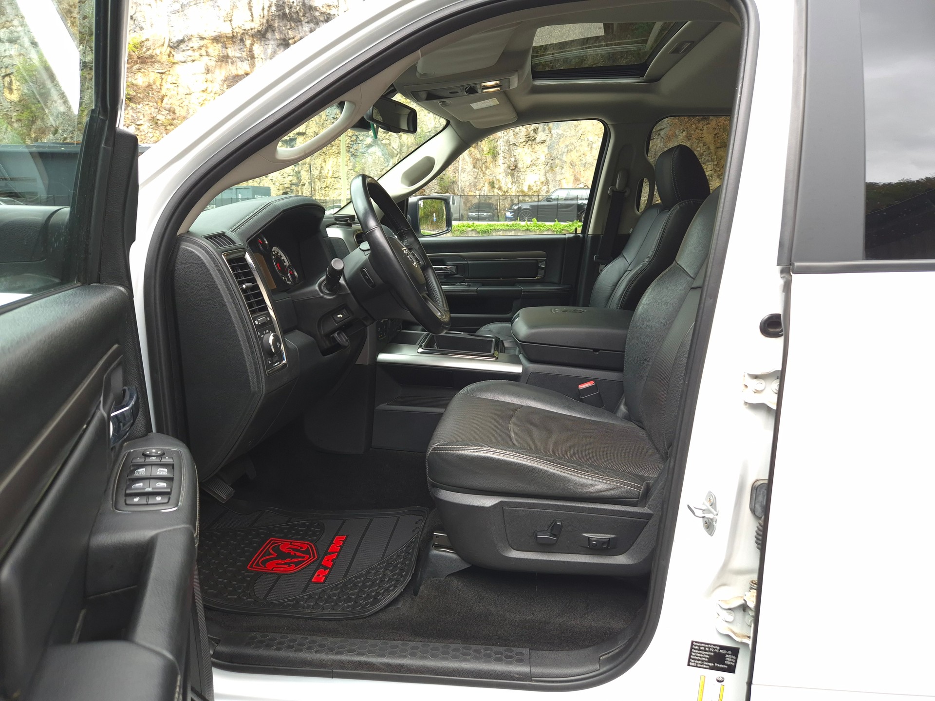 DODGE Ram 1500 V8 5.7L Crew Cab Sport-image-18