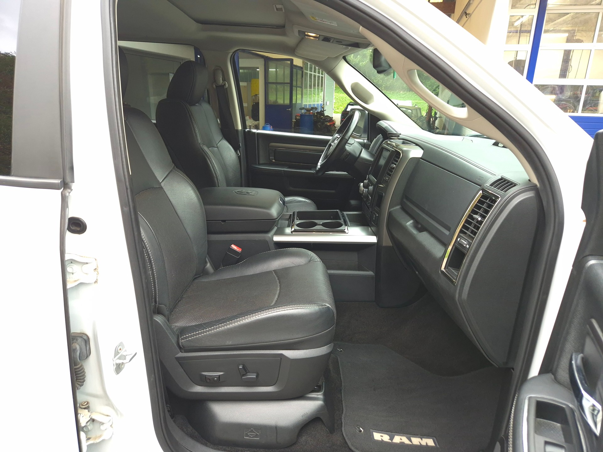 DODGE Ram 1500 V8 5.7L Crew Cab Sport-image-28