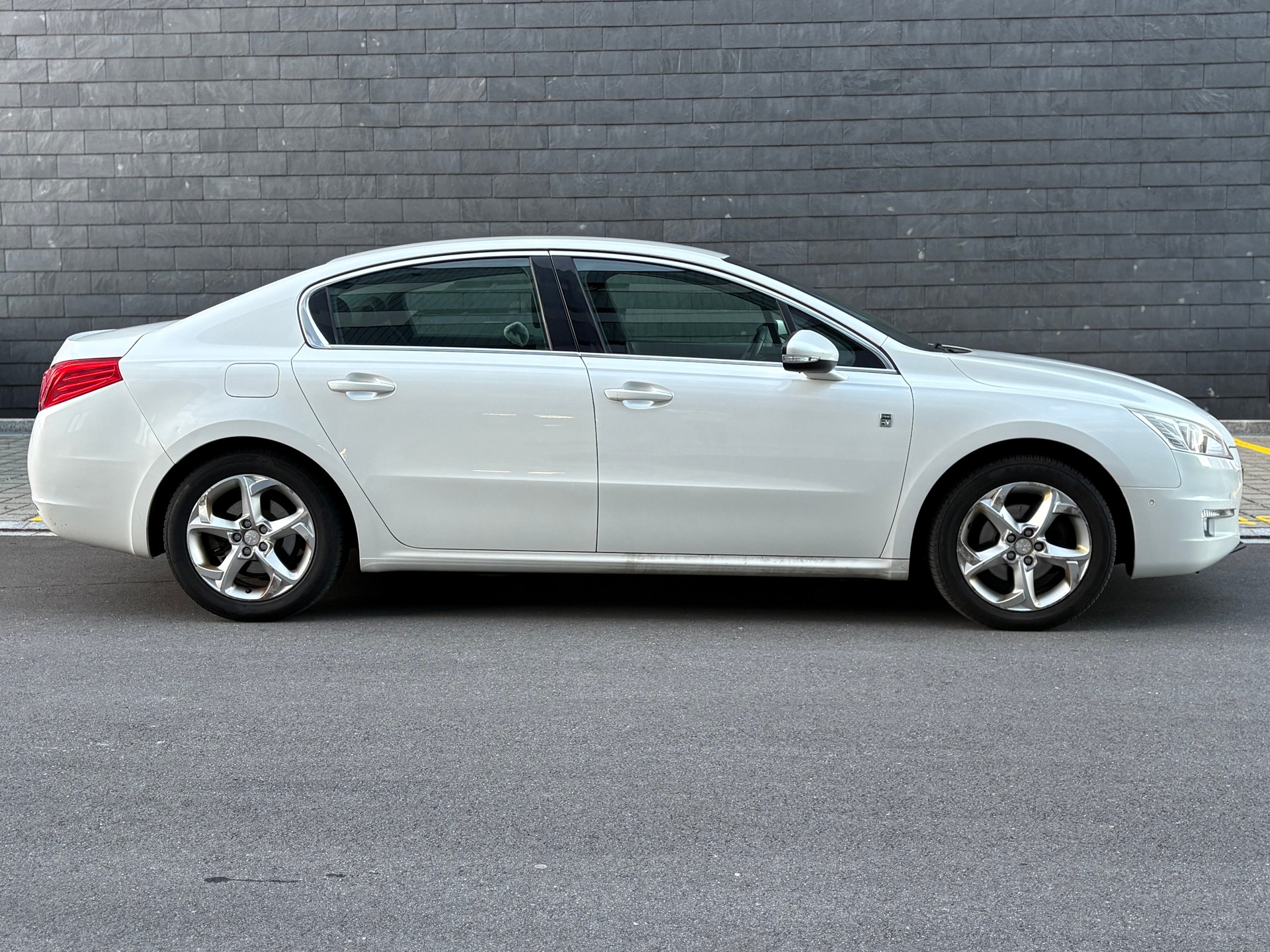 PEUGEOT 508 2.0 HDI Hybrid4 Allure EGS6-image-4
