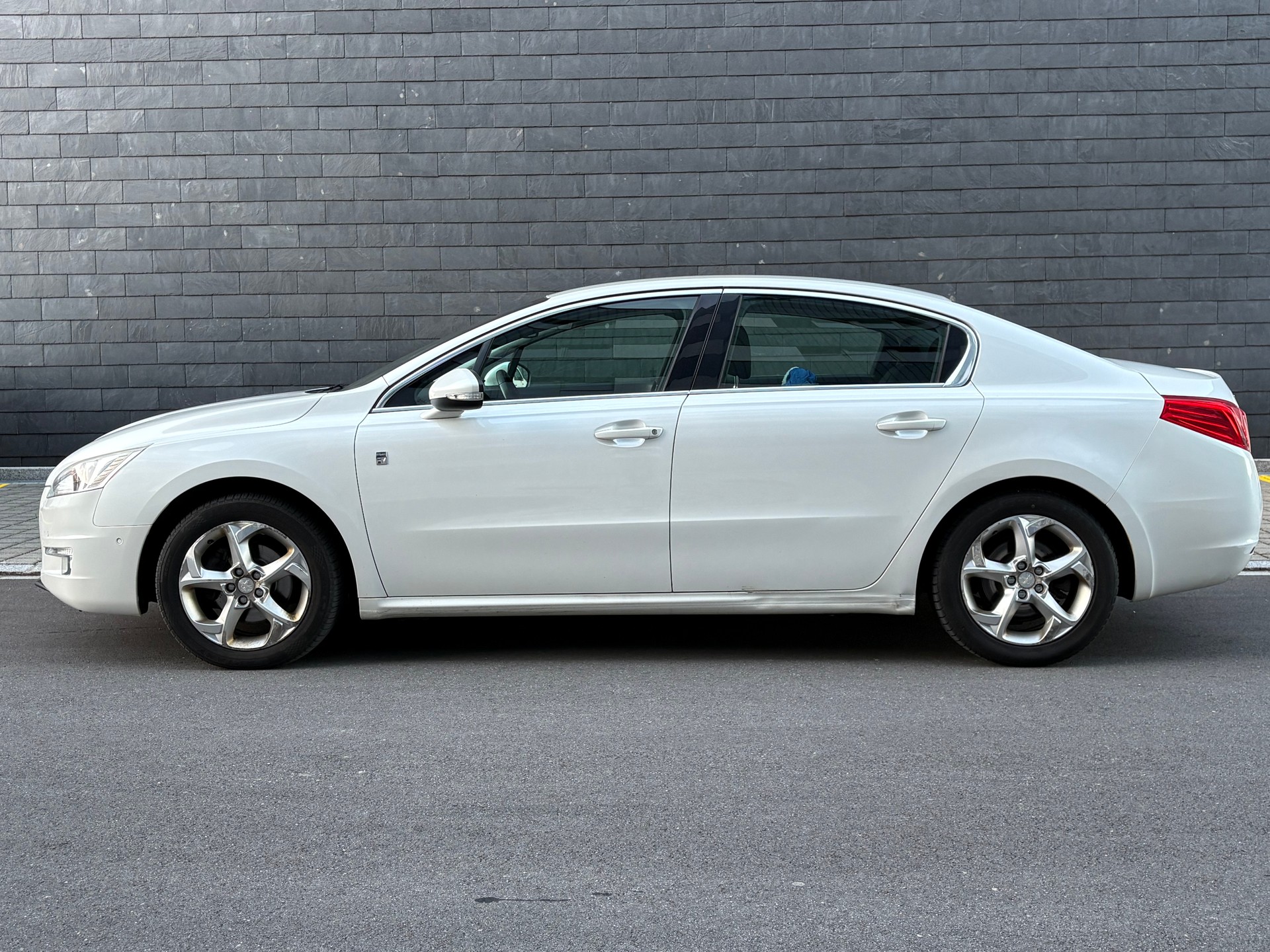 PEUGEOT 508 2.0 HDI Hybrid4 Allure EGS6-image-3