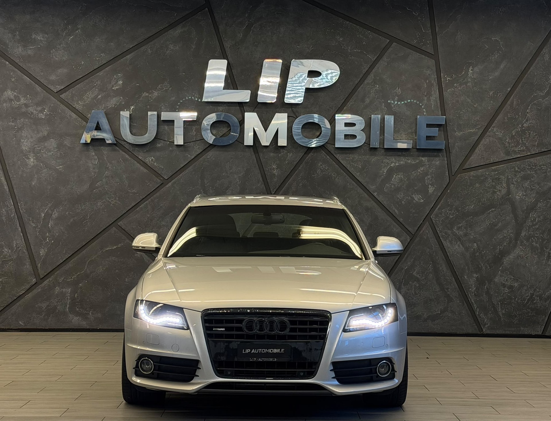 AUDI A4 Avant 2.0 TFSI quattro-image-1