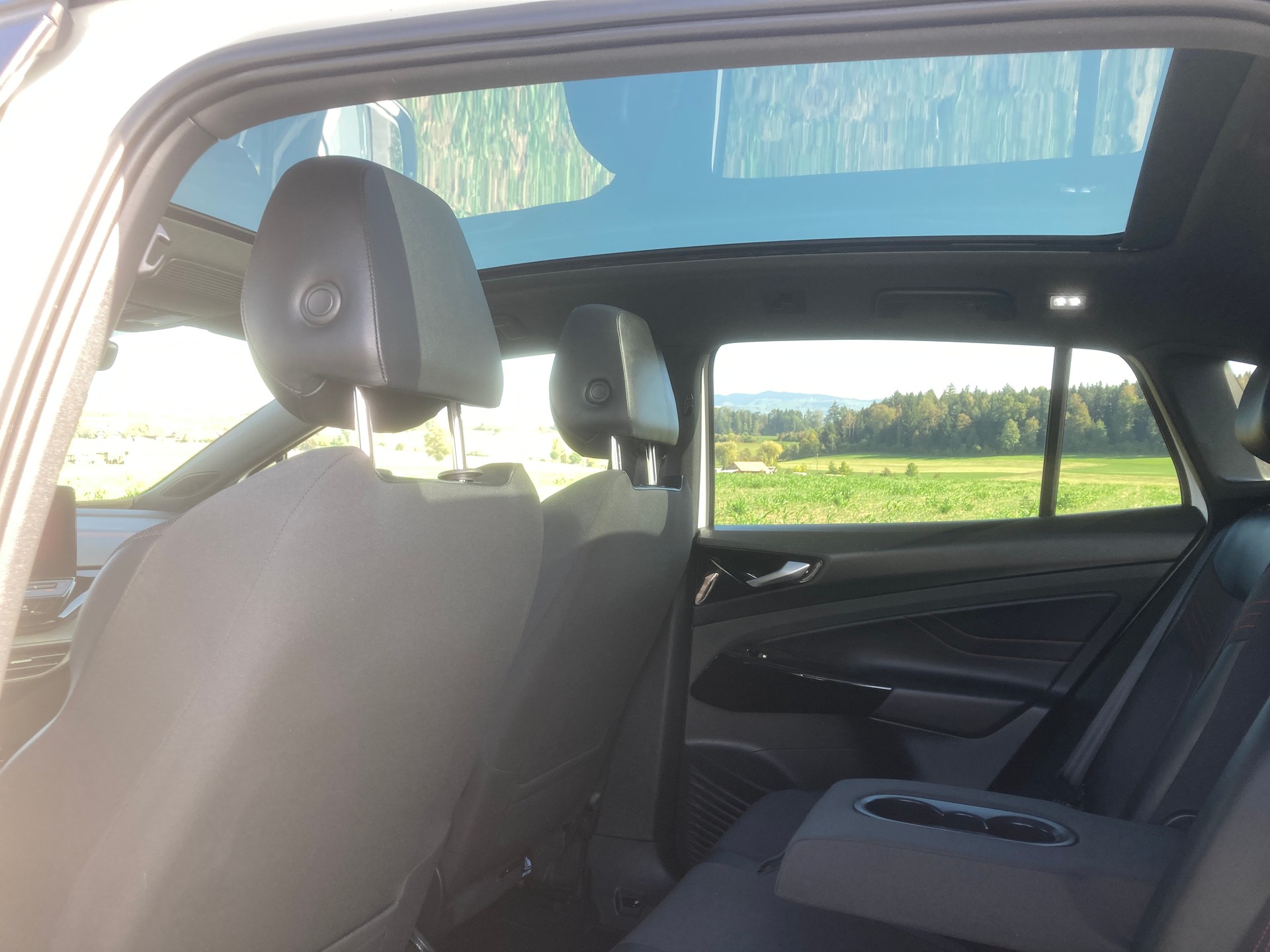 VW ID.4 GTX 77 kWh 4Motion mit Anhängerkupplung und Panorama Dach-image-9
