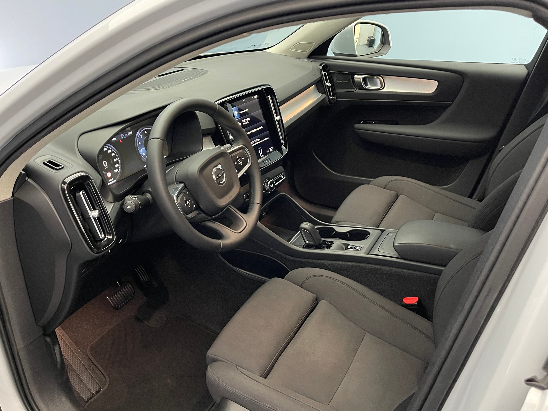 VOLVO XC40 2.0 B4 MH Momentum AWD-image-11