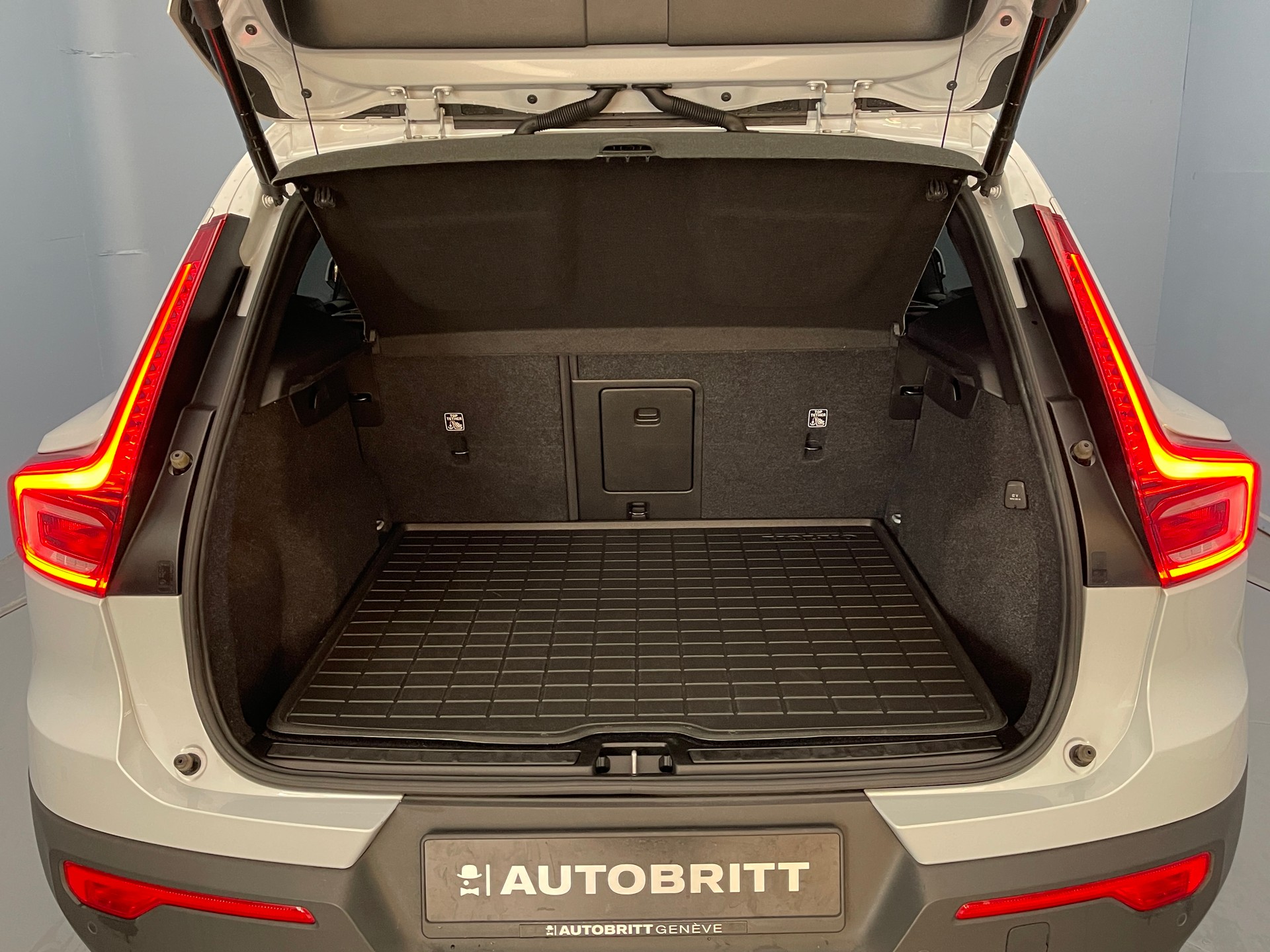 VOLVO XC40 2.0 B4 MH Momentum AWD-image-6