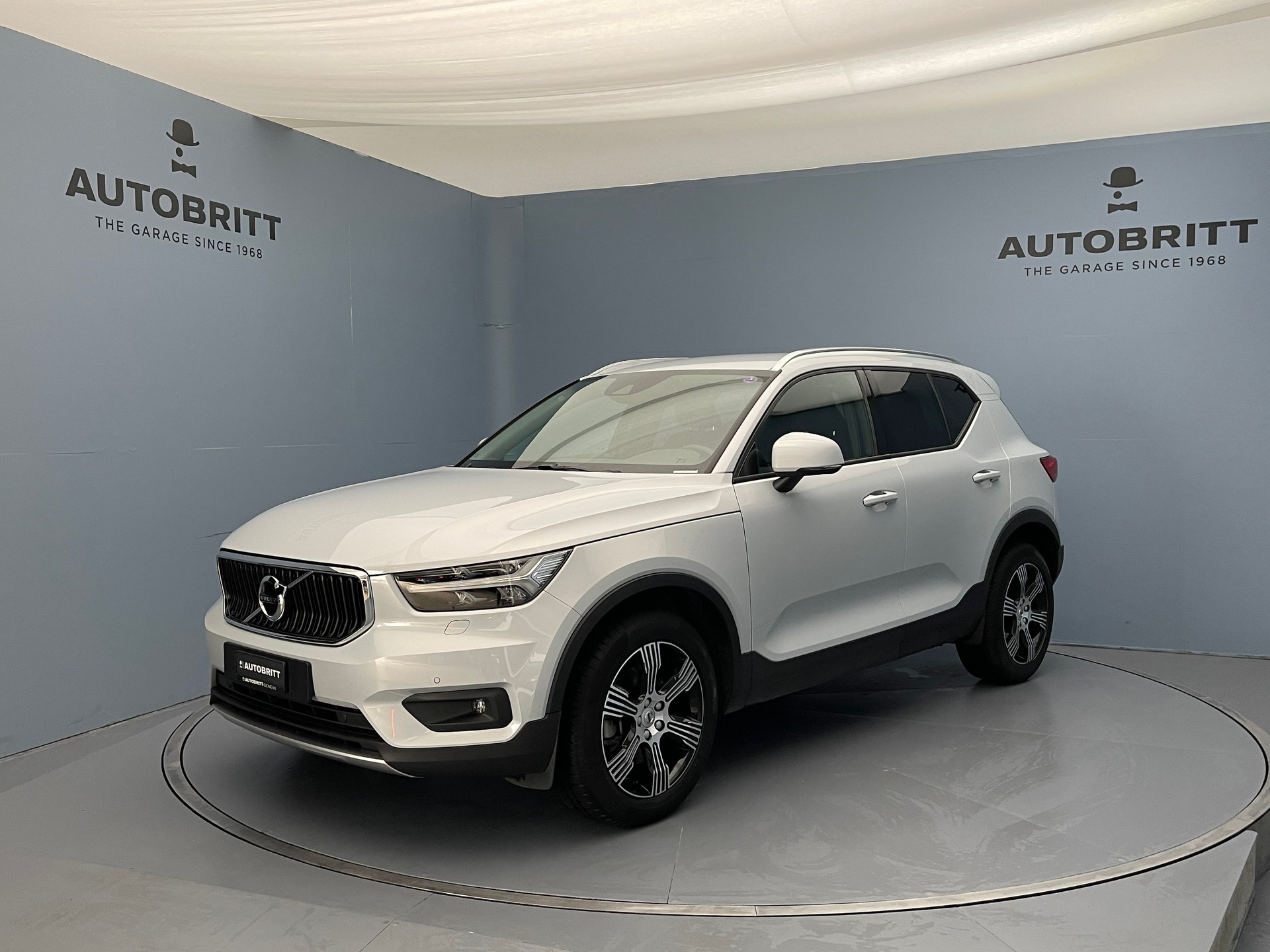 VOLVO XC40 2.0 B4 MH Momentum AWD-image-0