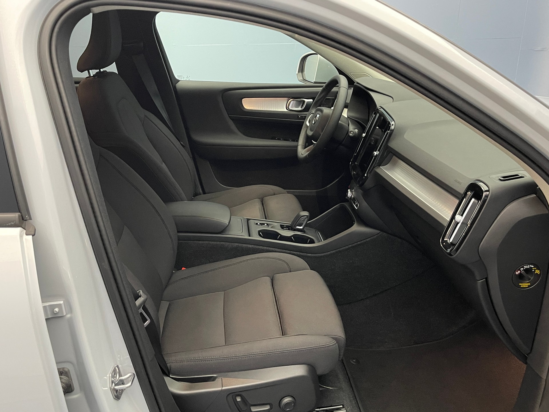 VOLVO XC40 2.0 B4 MH Momentum AWD-image-8