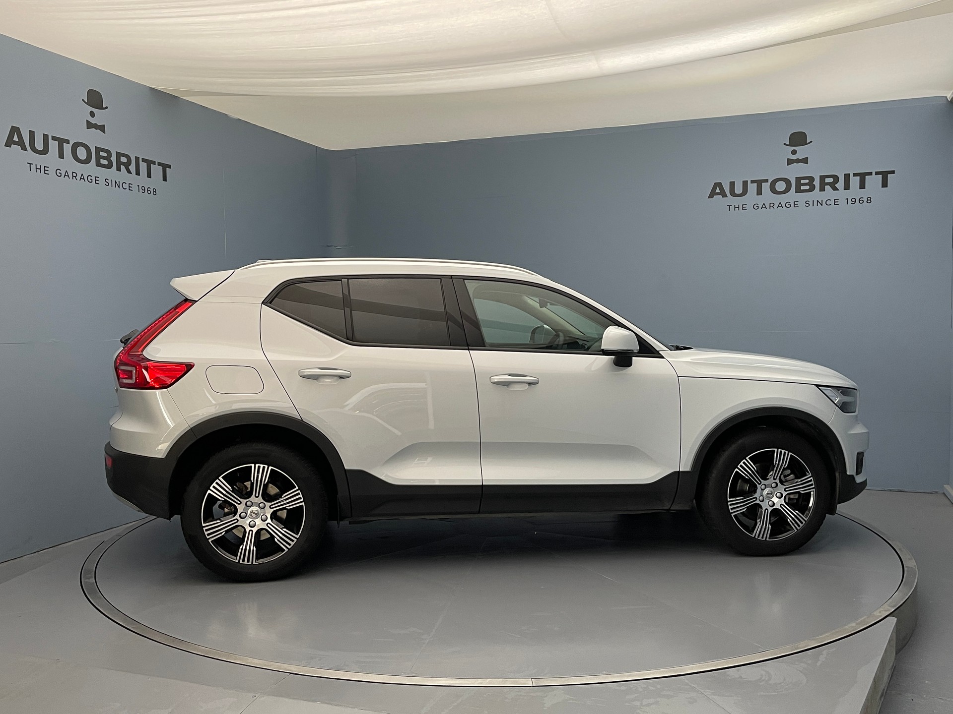 VOLVO XC40 2.0 B4 MH Momentum AWD-image-2