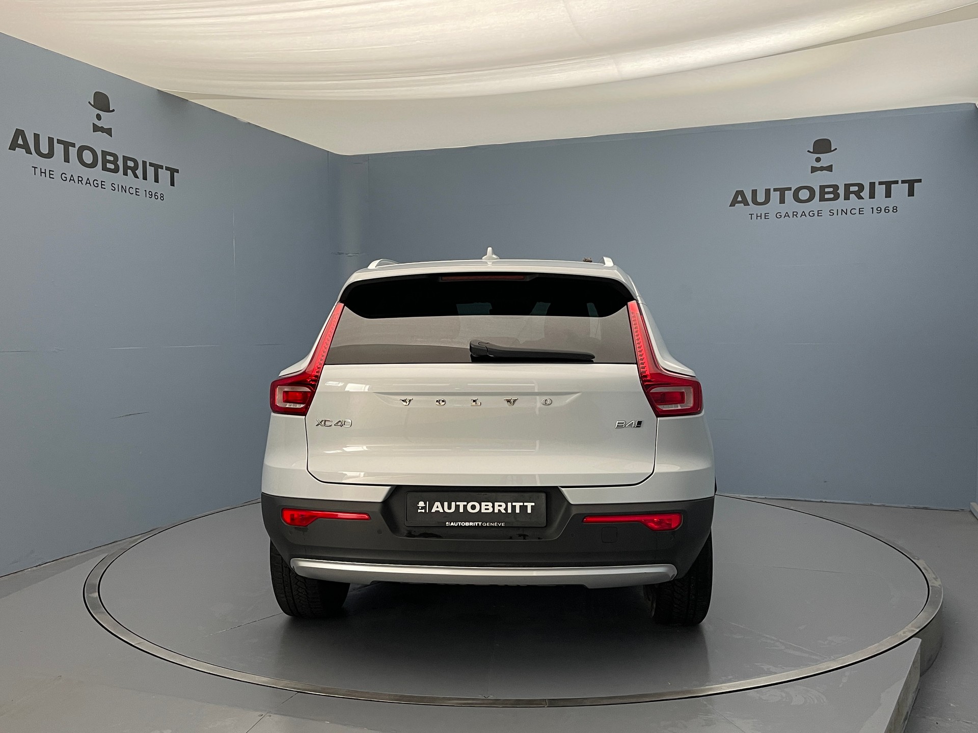 VOLVO XC40 2.0 B4 MH Momentum AWD-image-1