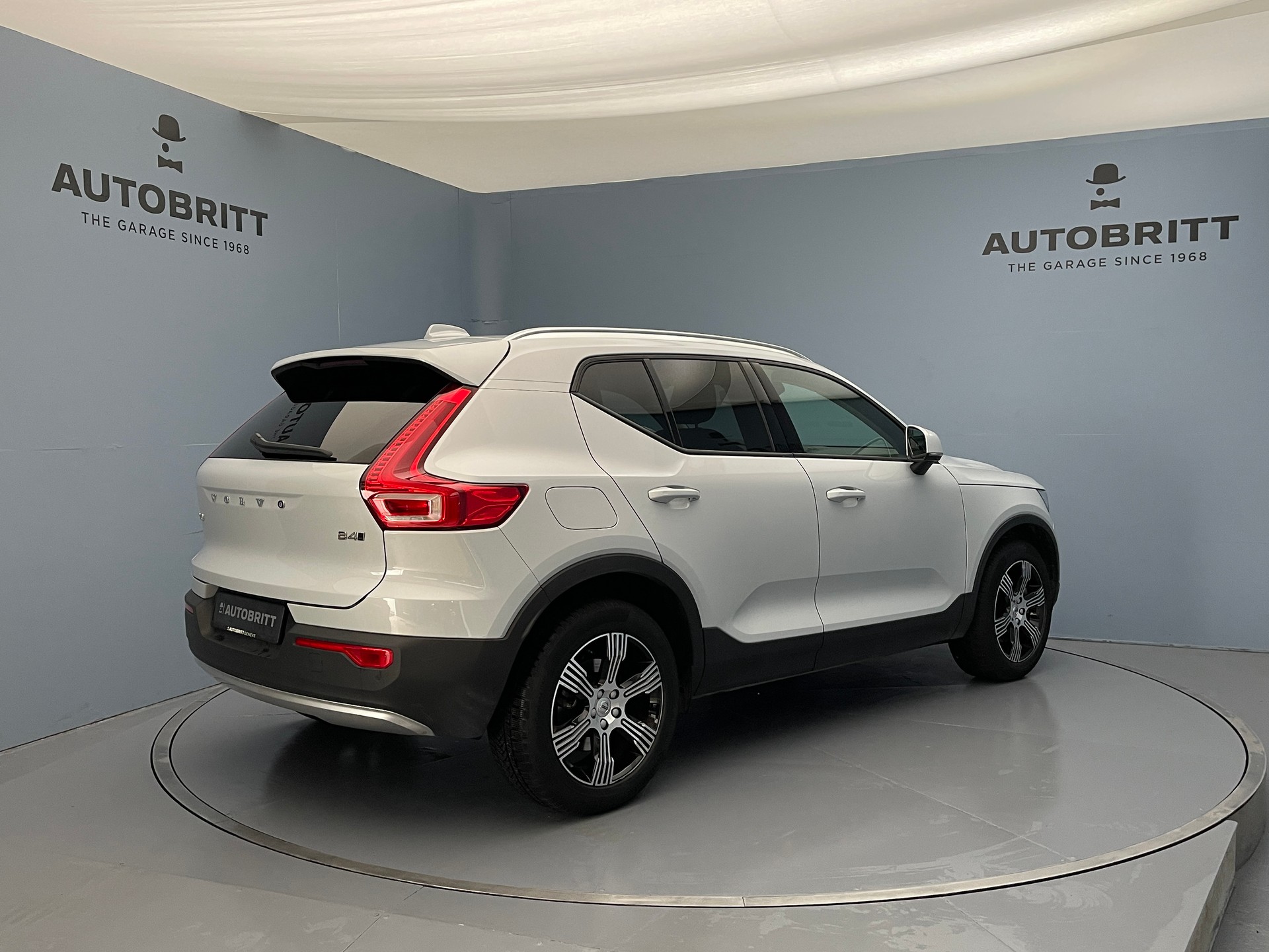 VOLVO XC40 2.0 B4 MH Momentum AWD-image-4