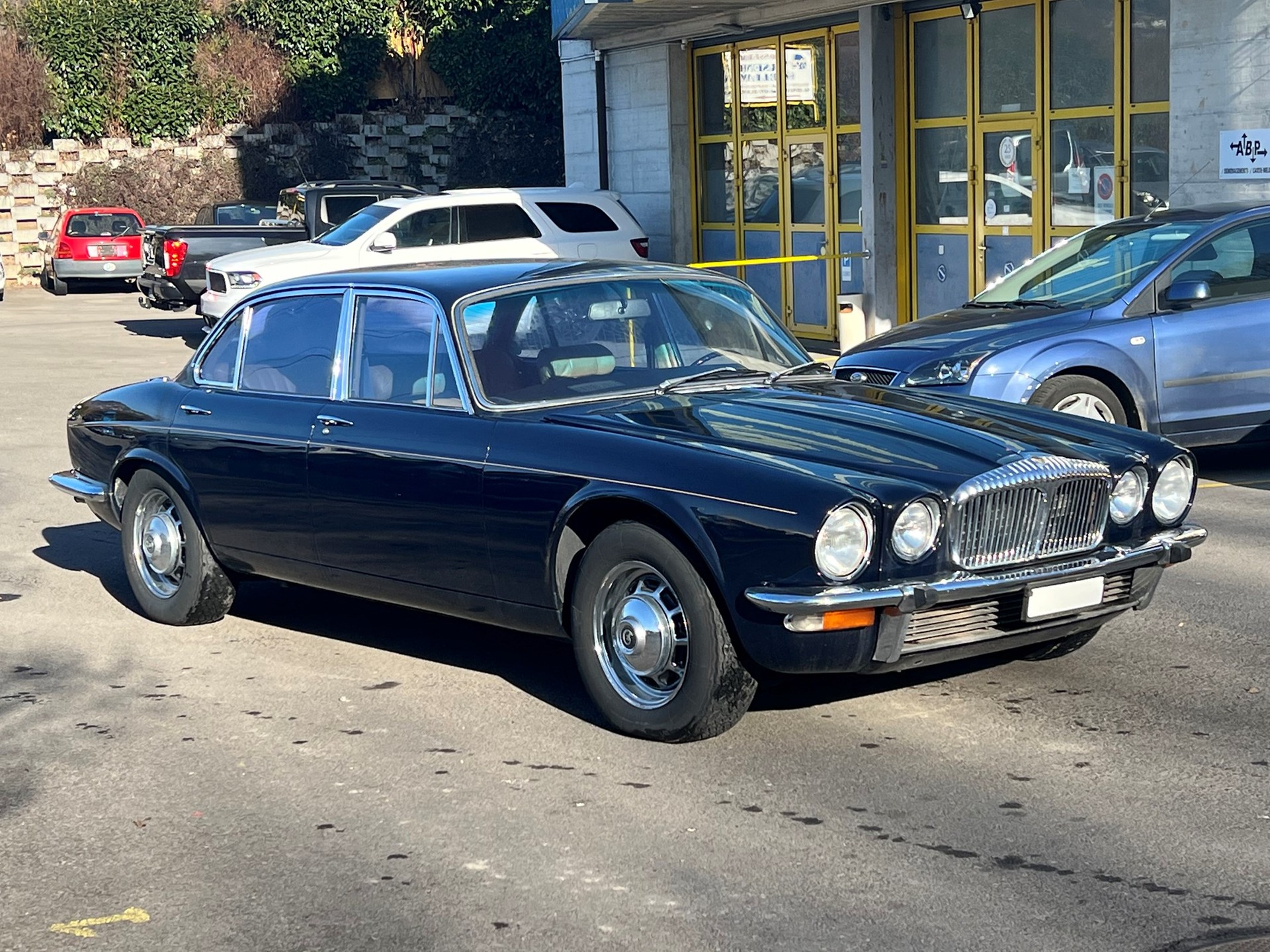 DAIMLER Double Six V12 - 1975 - 5344 CC-image-5