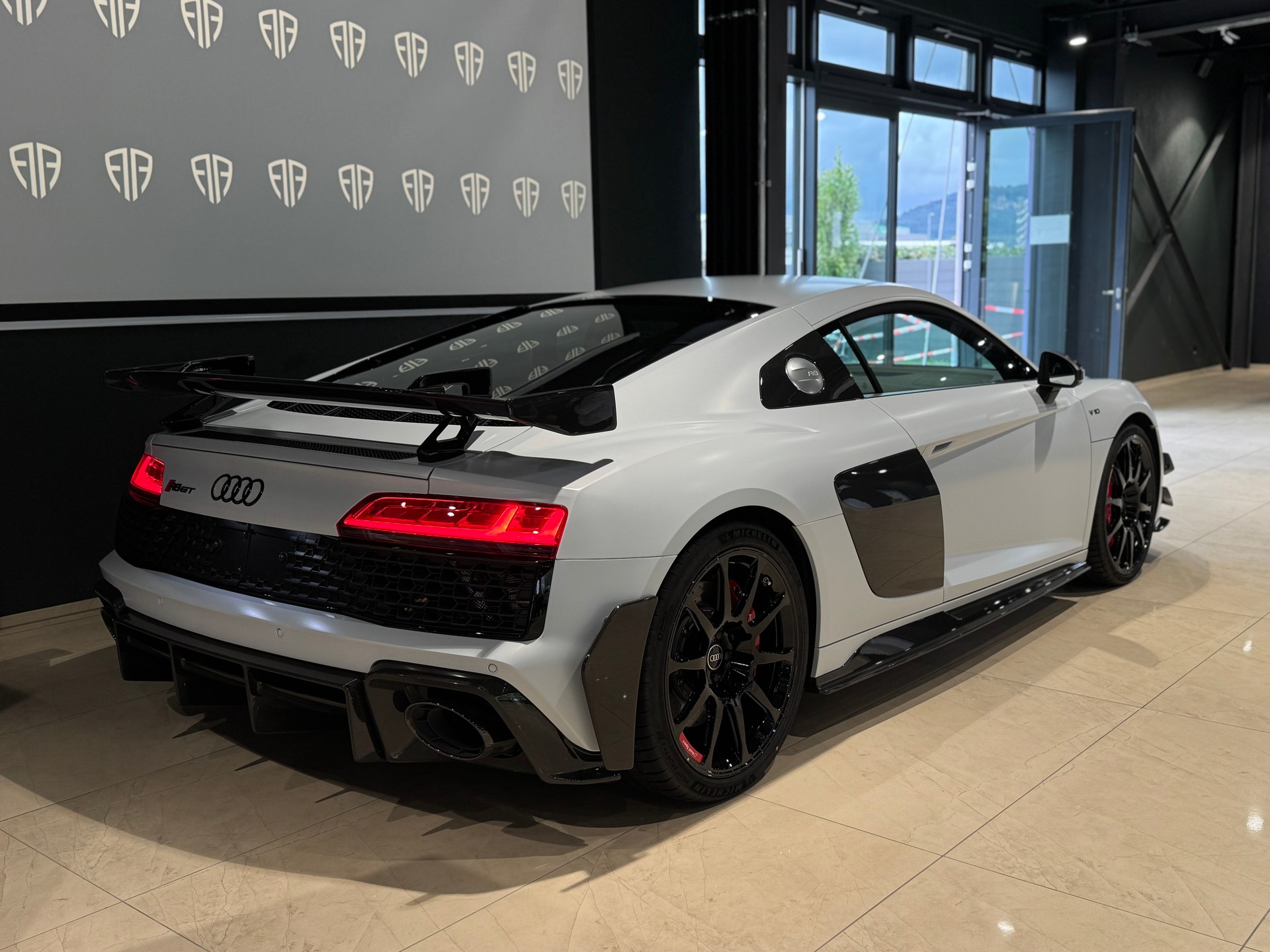 AUDI R8 Coupé GT RWD S-Tronic Limitiert Edition 333-image-4
