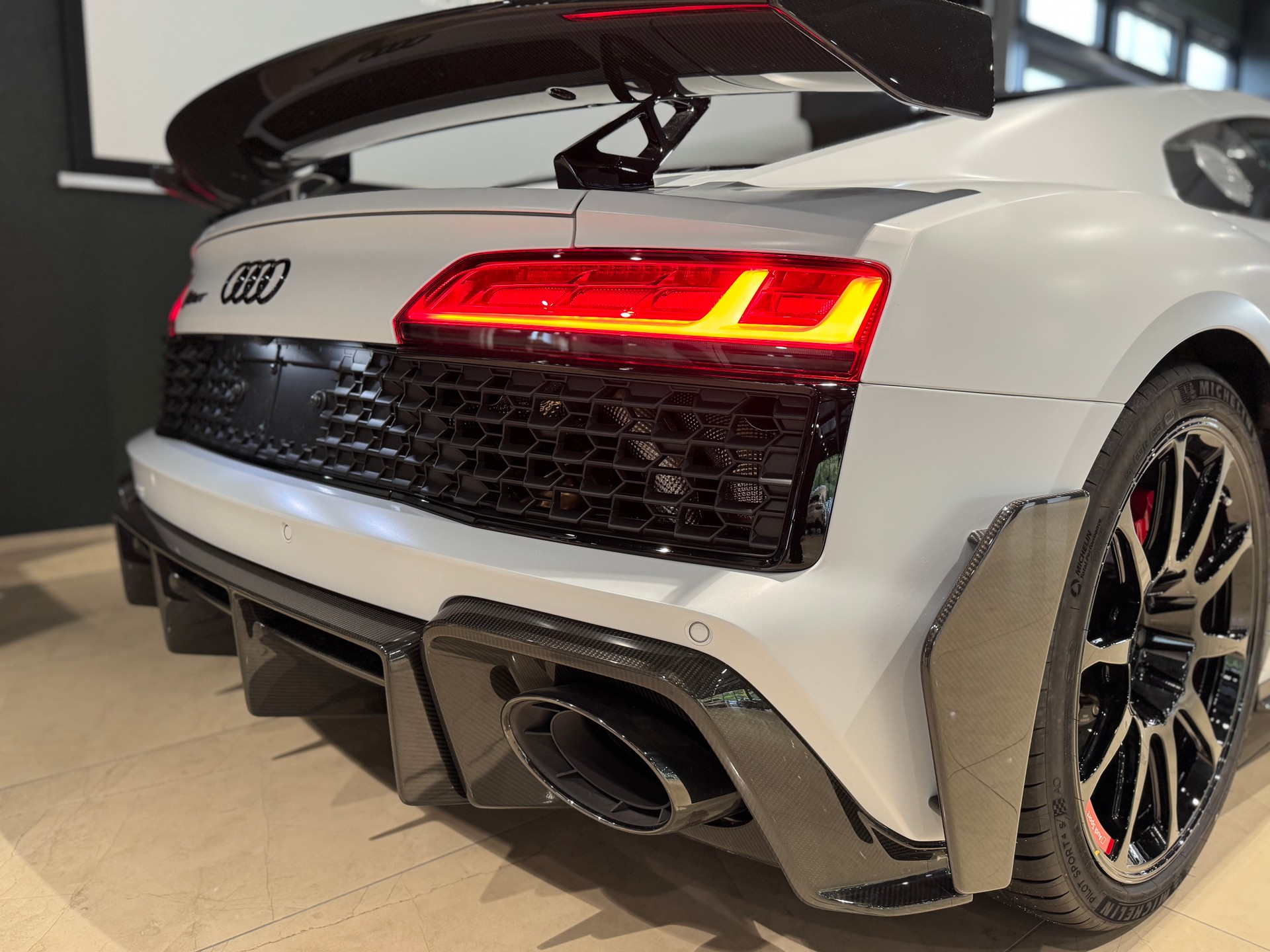 AUDI R8 Coupé GT RWD S-Tronic Limitiert Edition 333-image-6