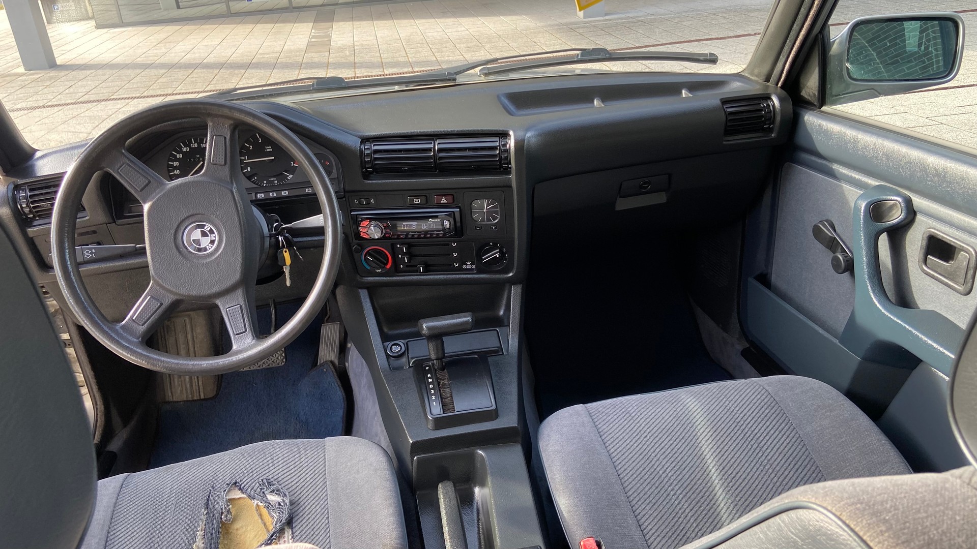 BMW 325iX-image-12
