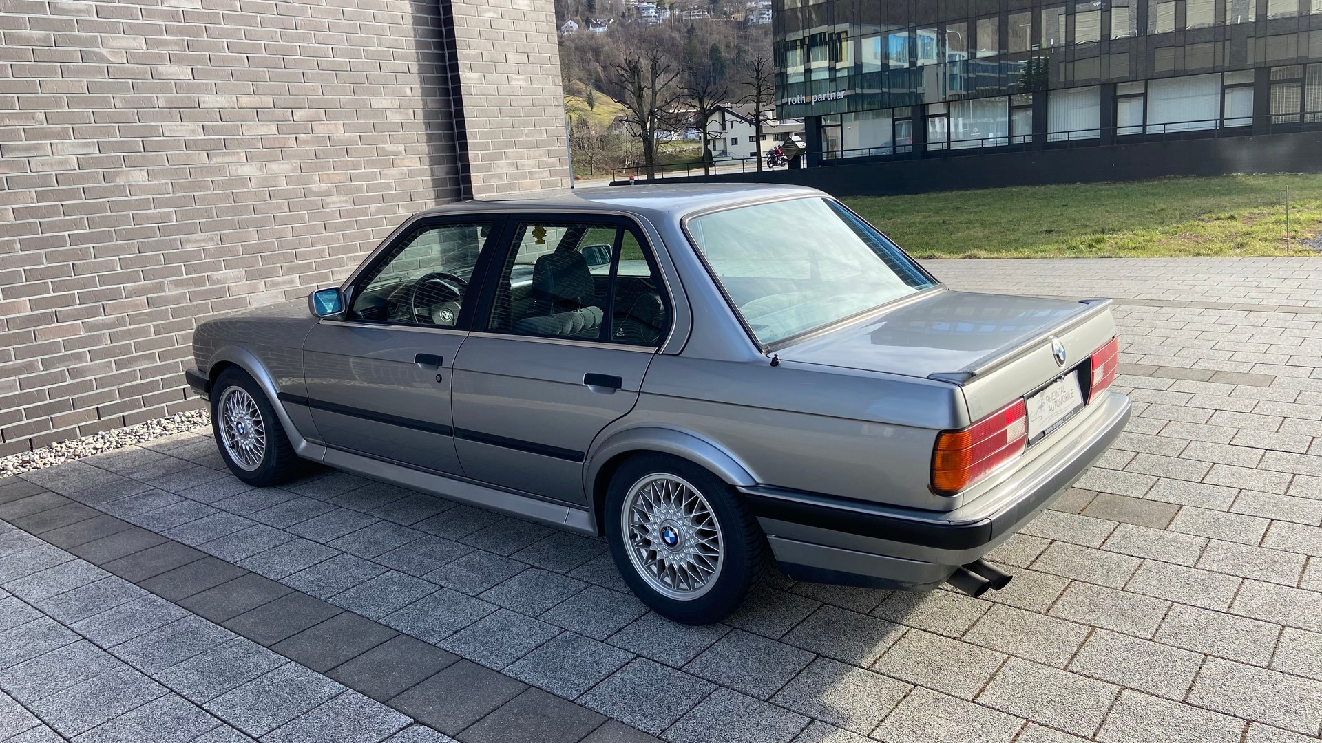 BMW 325iX-image-8