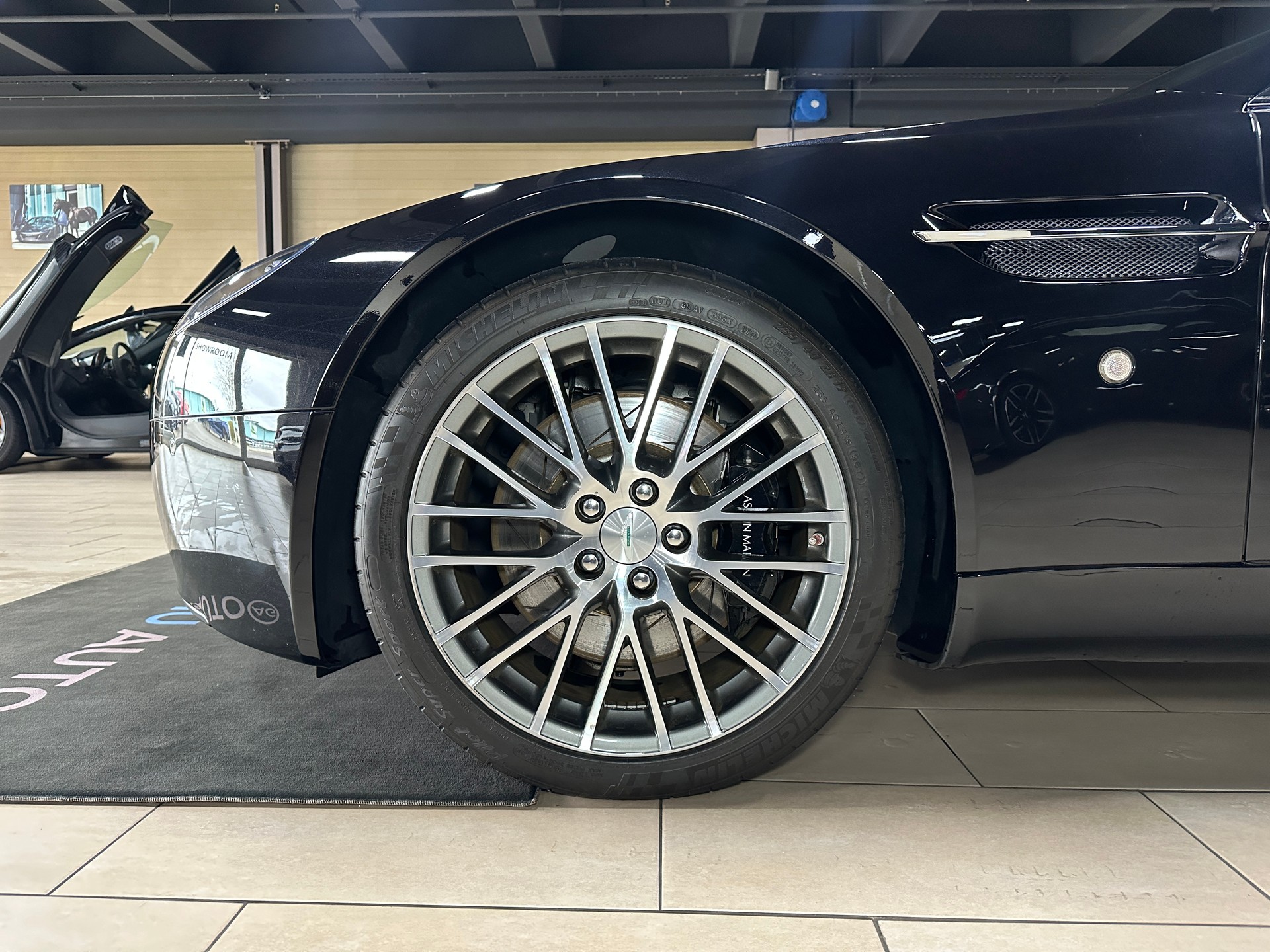 ASTON MARTIN V8 Vantage 4.7 Sportshift-image-6