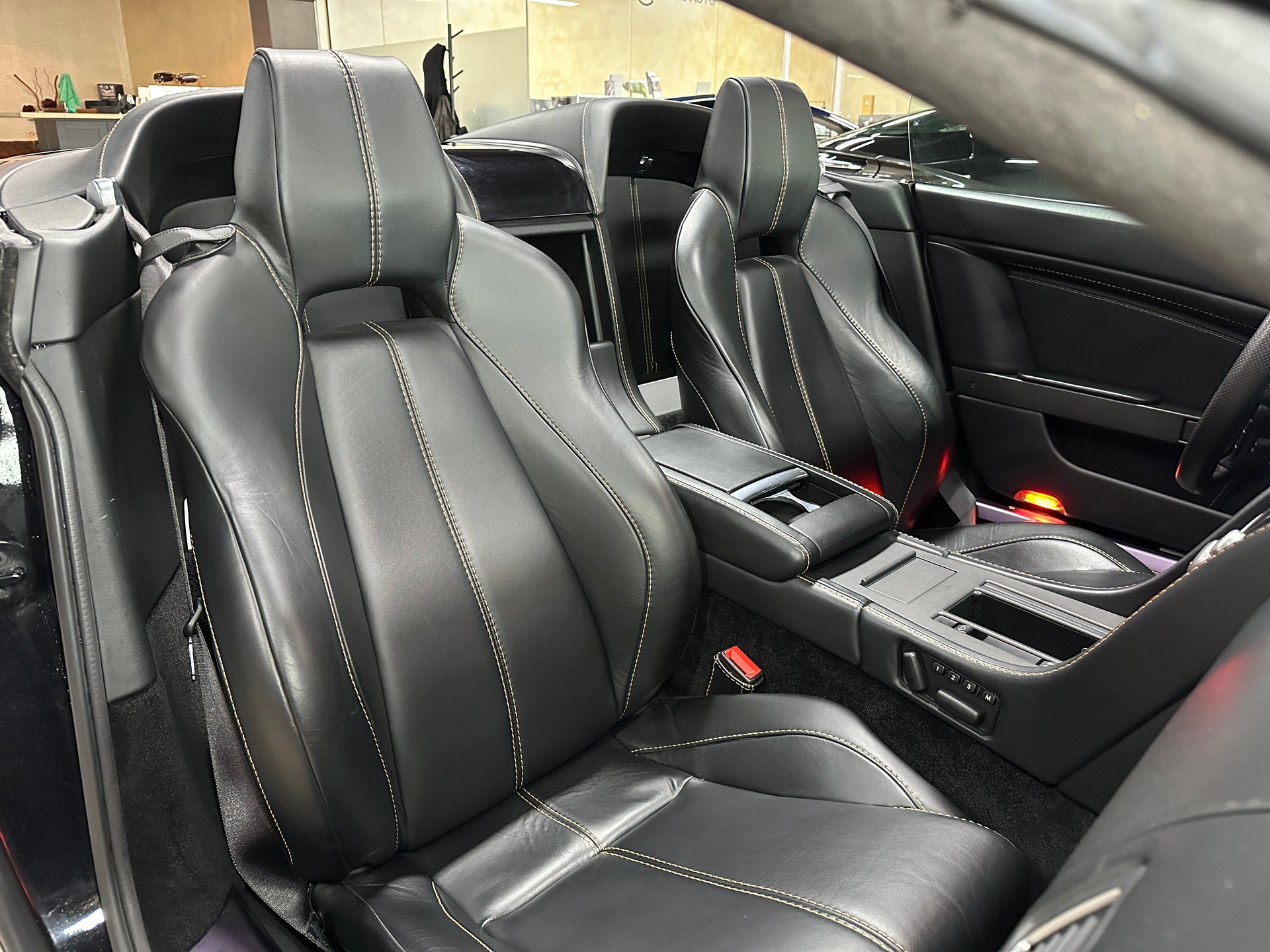 ASTON MARTIN V8 Vantage 4.7 Sportshift-image-13