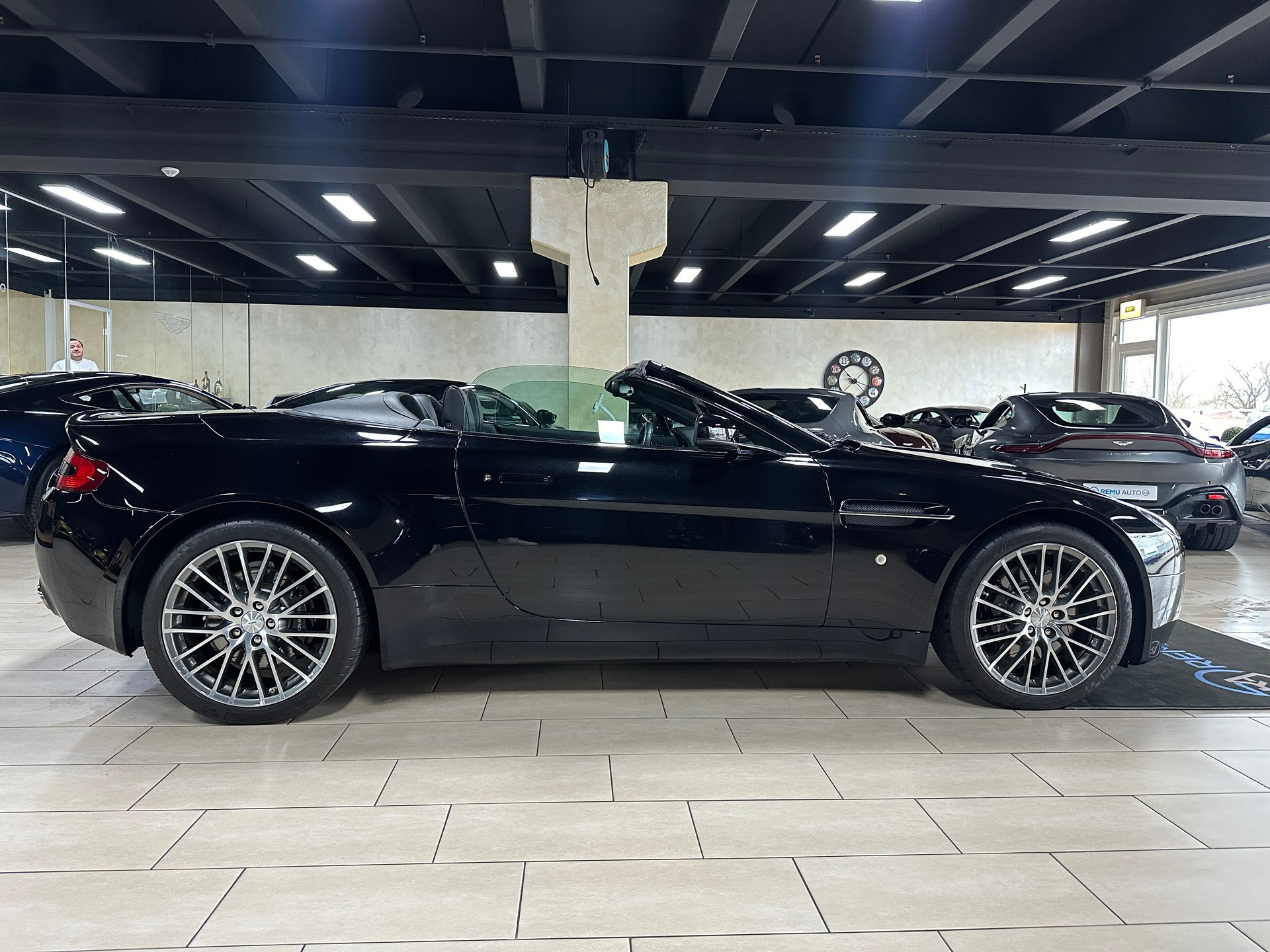 ASTON MARTIN V8 Vantage 4.7 Sportshift-image-1
