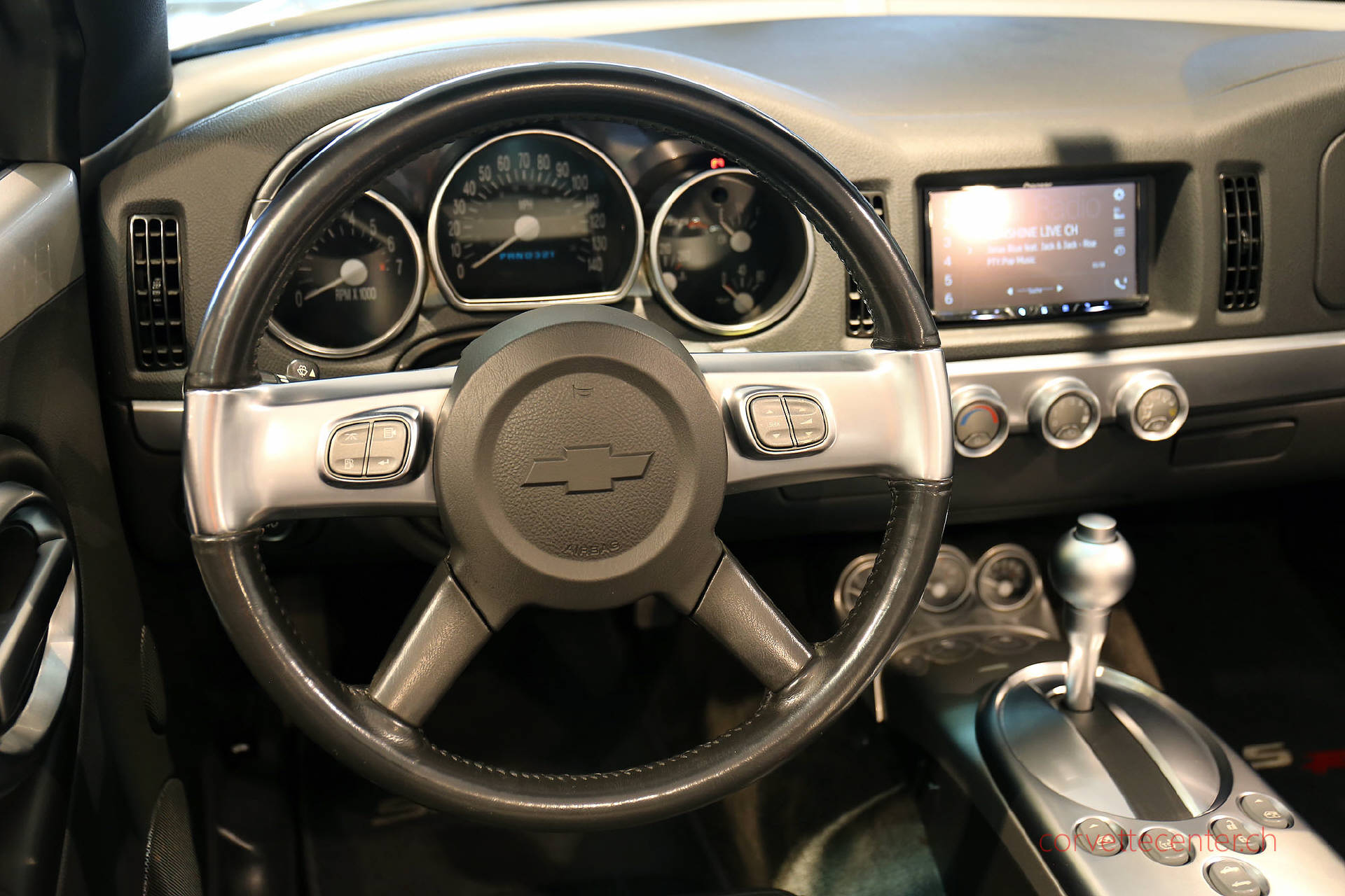 CHEVROLET SSR 6.0 LS2-image-9