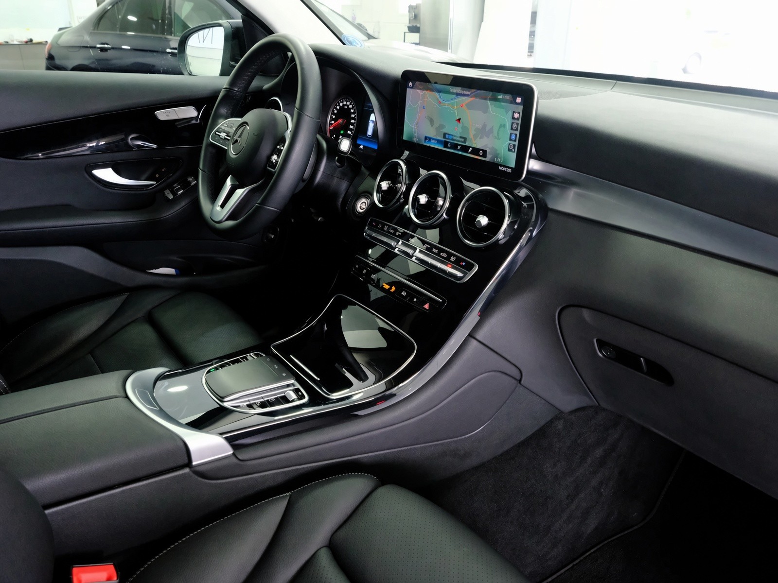 MERCEDES-BENZ GLC 200 Off-Road 4Matic 9G-Tronic-image-7