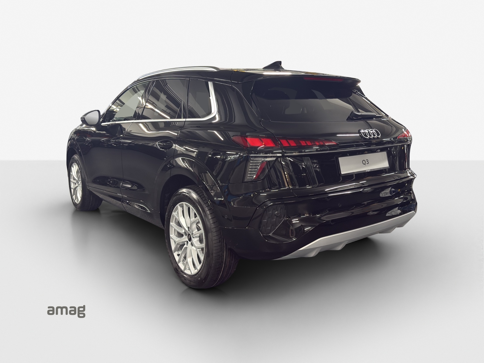 AUDI Q3 SUV 110 kW TFSI S tronic-image-2