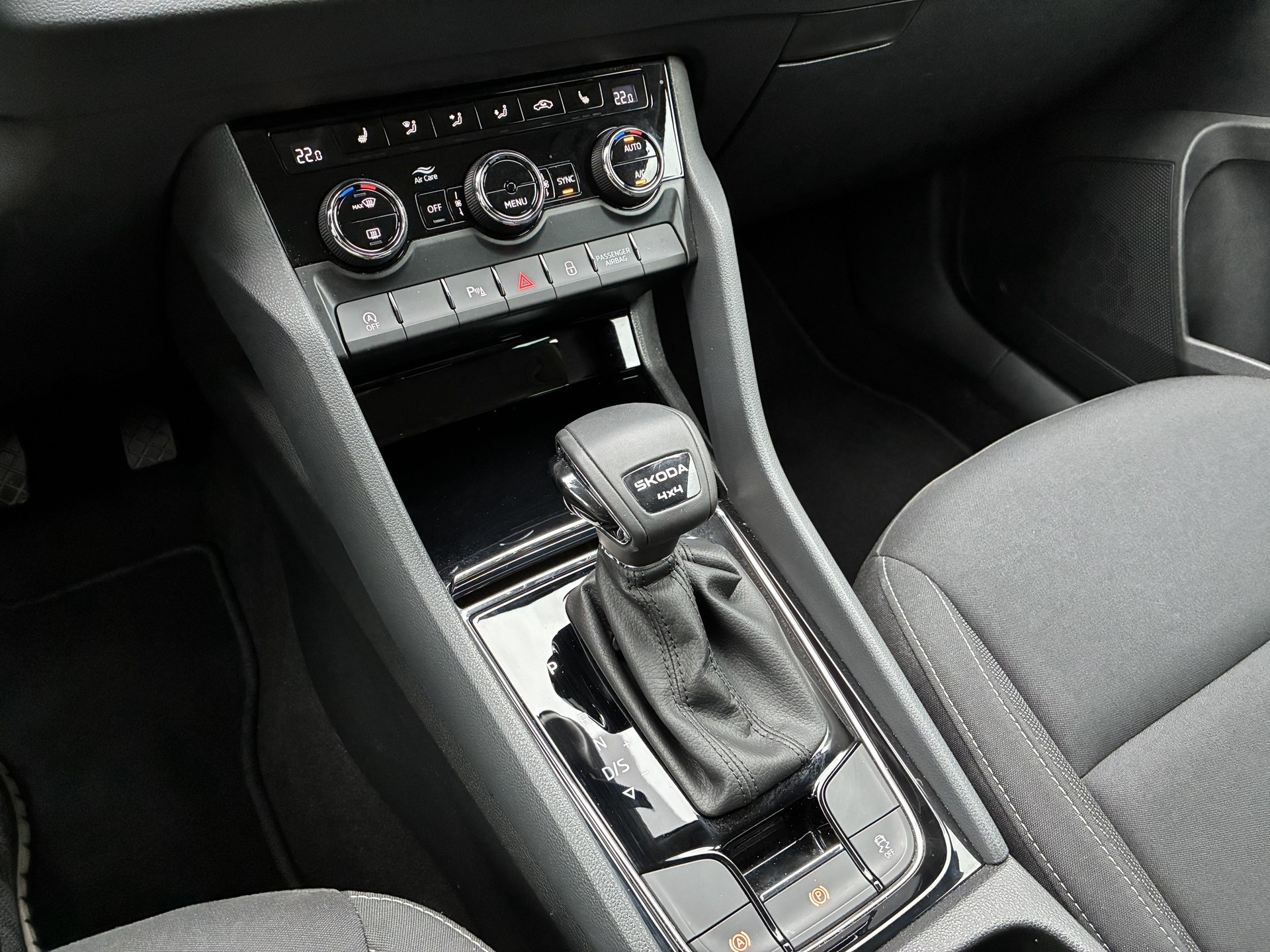 SKODA Karoq 2.0 TDI CR Selection 4x4 DSG-image-13